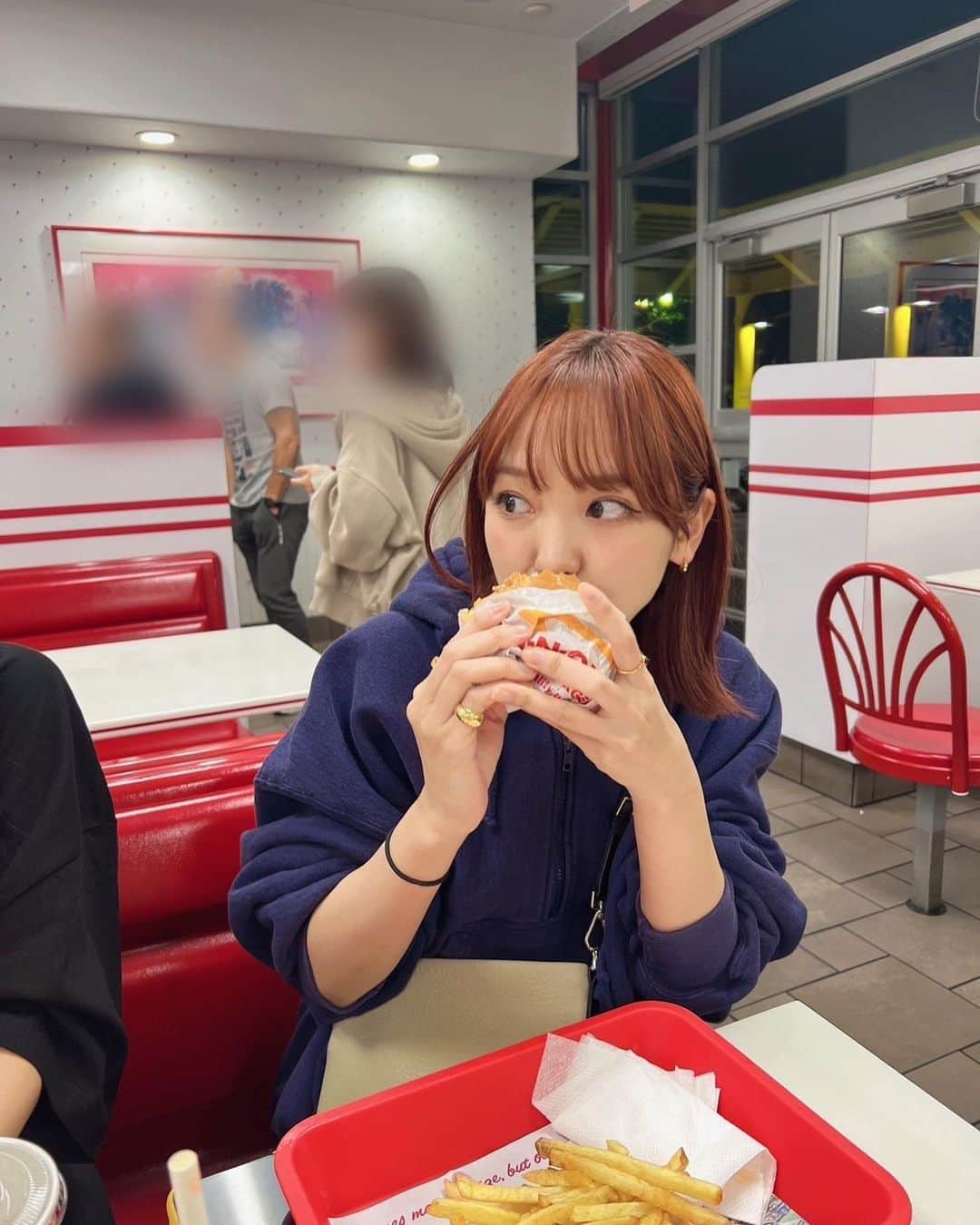 飯窪春菜のインスタグラム：「🍔  In-N-Out Burger🫶🏻 アメリカにある人気のバーガーチェーンなんだって🔥  すごく賑わってた！ そして美味しかった〜☺️  #innoutburger🍔🍟」