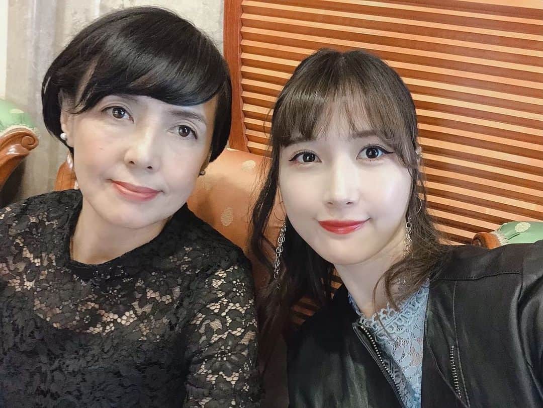 のインスタグラム：「りらのママ氏🤭 似てるよねーへへ 多分りらが歳とったらもっとママに似てママ氏みたいになると思う❤️それなら老けるのもいいなあ✨ 結婚するなら自分と顔の似てる人がいいな💓このまま遺伝子を受け継ぎたい🧬 #りらママ#りらのお母さん#りらの家族」