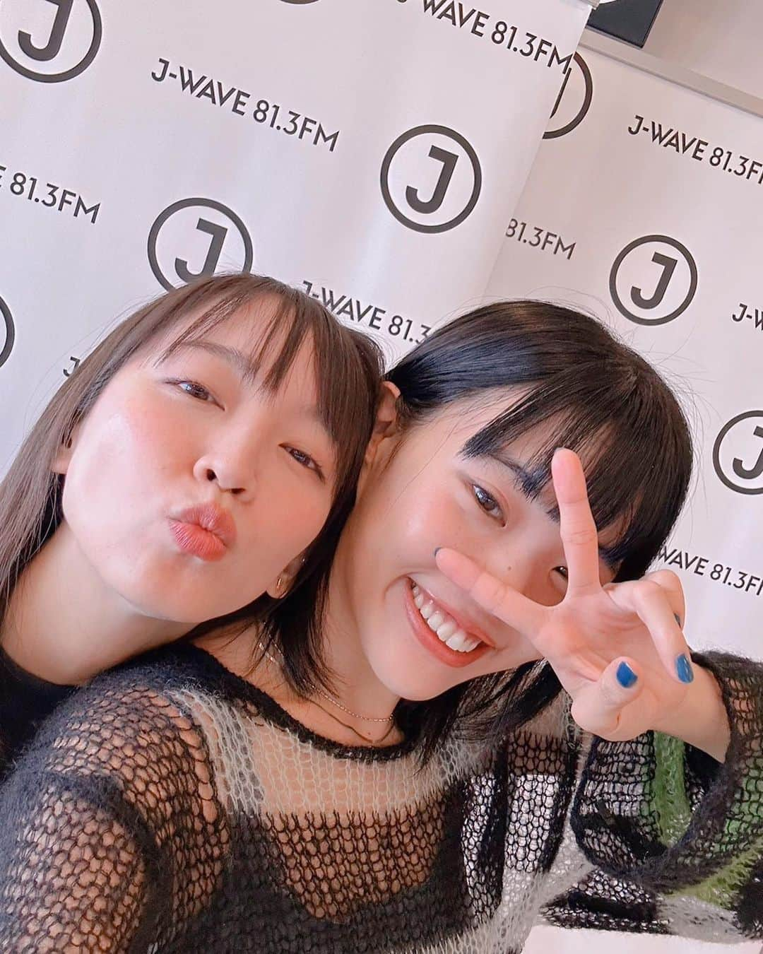 吉岡里帆のインスタグラム：「今日のラジオゲストはアイナ💋 楽しかった♡好きすき  「キリエのうた」見た方が良いよ。  @ainatheend_official  @lifestyle_ur813」