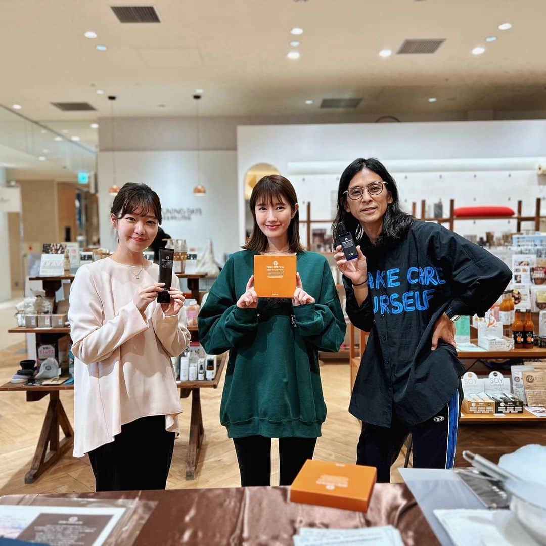 多岐川華子のインスタグラム：「イベントありがとうございました🧘♡ お久しぶりな方にもお会いできたり最高の時間でした。  写真はご一緒した 美容師でもありMAGNOLiA CEOのMARBOHさんと フリーアナウンサーの真野りえさんと😊  @life_tuning_days @zero_edition_jp」