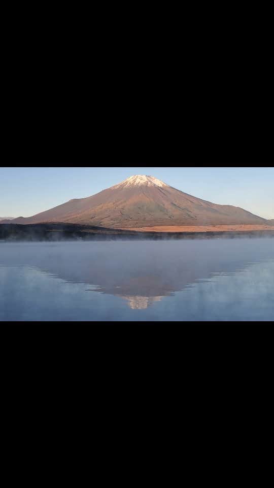 加藤ツバキのインスタグラム：「山中湖と富士山🗻🏕️  #山中湖 #富士山  #mtfuji #秋晴れ #湖霧」