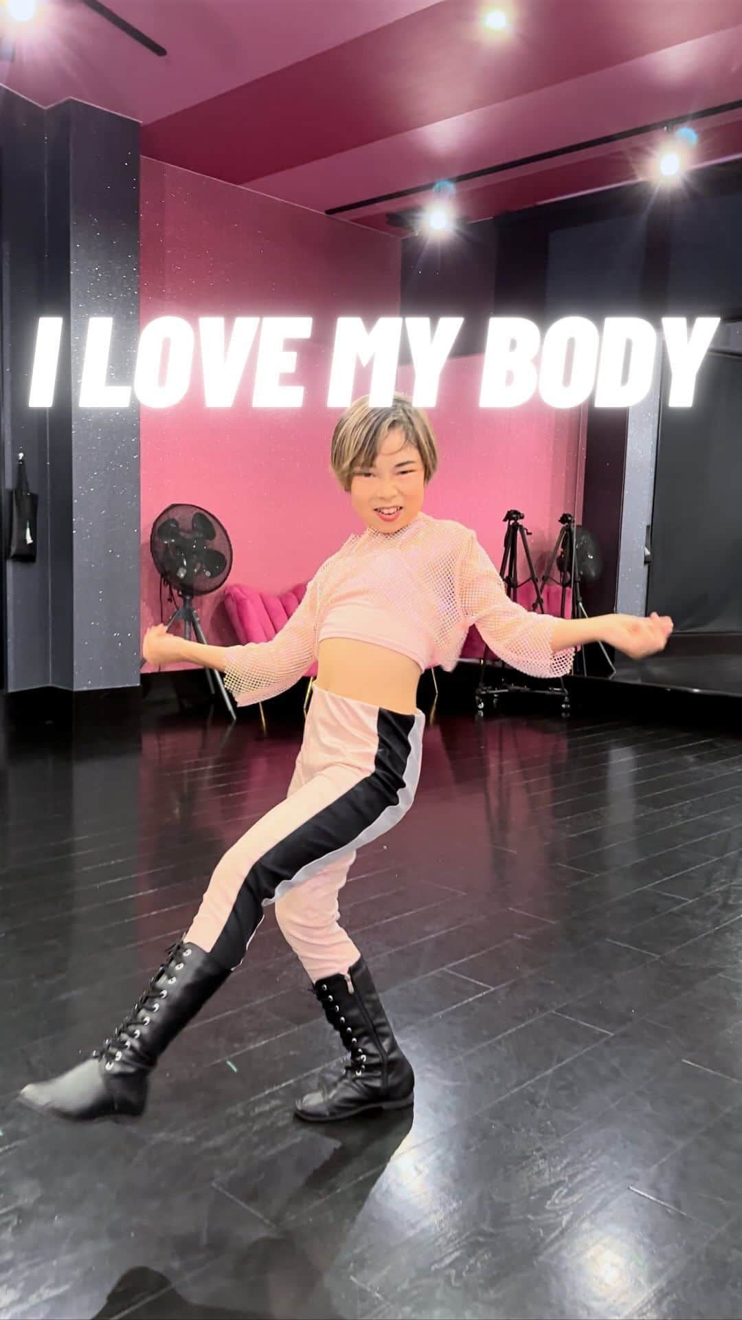 Ruuのインスタグラム：「💖💗💕I LOVE MY BODY💖💗💕 NICO 小学4年生💕🫶🏻✨  個性爆発NICO🤯😍‼️唯一無二ぃぃ🤣💕 貫き通すNICO、かっこいいぞおぉぉぉ🔥♥️  #ilovemybody #hwasa #kpop #kidsdance」