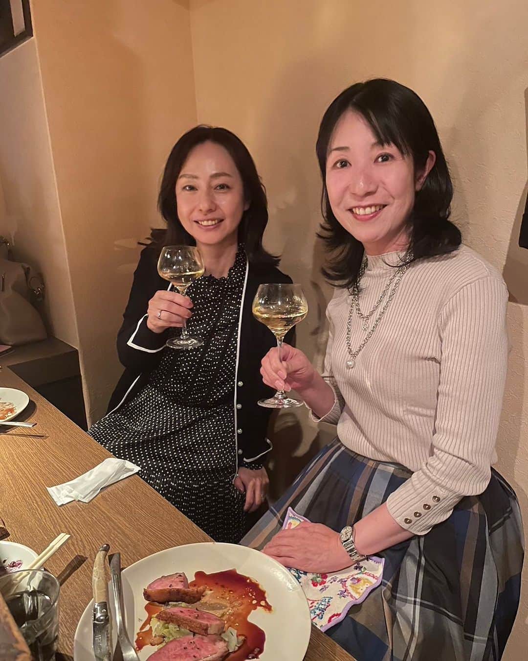 桑原麻美のインスタグラム：「超ひさびさ！ 他局だけど同期で仲良しの 伊藤里絵ちゃんと東京で再会✨  なんと、私の結婚式以来、 13年ぶり！  変わらずかわいい 里絵ちゃん😍  SNSで見てるからそんなに 久しぶりな気はしないけど、 リアルに会えるのは格別です✨  広島つながりの共通の 友人も交えて、  銀座でワインと料理を 楽しみながら 3人で女子トーク♪  大人な夜を満喫しました😊」