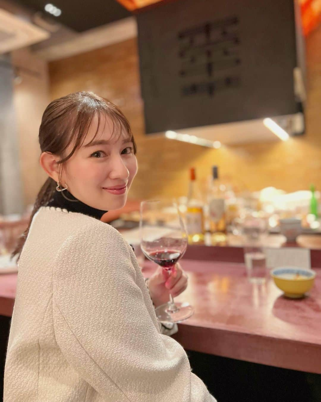 下田奈奈さんのインスタグラム写真 - (下田奈奈Instagram)「🇨🇳×🍷  先日中華とワインのペアリングが楽しめる 恵比寿の中華Aokiに行きました🥟  創作中華9品とペアリングワイン8杯で 1万円ちょっととコスパ最強なお店でした👏🏻 コースに北京ダックが入ってるのは嬉しい🦆  赤ワインが最後の1杯だけだったのが やや残念でしたがコスパを考えれば🙆🏻‍♀️  10枚目は店員さんが撮ってくれた 夫とのツーショット✌🏻  夫の顔の赤さの加工を試行錯誤するうちに 最終的に白黒加工になってしまった🎞️笑  夫の赤さに驚きコメントをよくいただくのですが 私はもう見慣れてしまっていて…😂 ただ夫より顔が赤くなる人をまだ知りません🍎笑  📍中華Aoki 東京都渋谷区恵比寿南2-2-7 TS山本ビル 2F 050-5872-9280  #中華aoki #中華aoki恵比寿 #恵比寿中華 #ペアリングワイン #夫婦デート #中華レストラン #恵比寿レストラン #恵比寿デート」10月22日 14時56分 - shimodanana