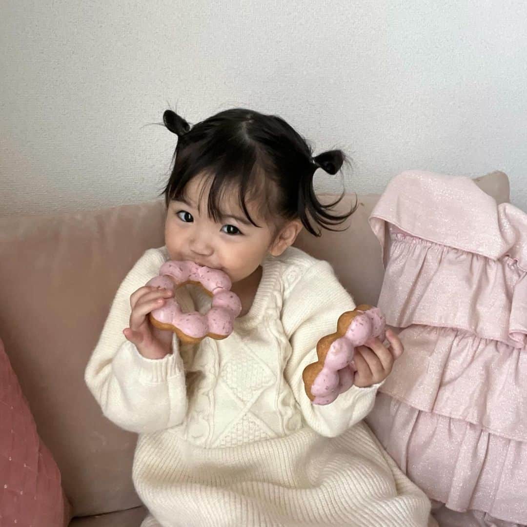 はやめいさんのインスタグラム写真 - (はやめいInstagram)「#生後1000日 👧🏻 ♡  すっかりおねえさんに なったむすめっち 💭  生まれてきてくれて ありがとう ☺️🤍  待ちきれなくて写真撮りながら 食べていました 🍓 笑  #こども #こどものいる生活#シングルマザー#シンママ#シンママライフ#こどものいる暮らし#キッズ#ママスタグラム#２歳8ヶ月 #むすめふく#プチプラコーデ #生後1000日記念日 #1000days」10月22日 14時49分 - haya.mei