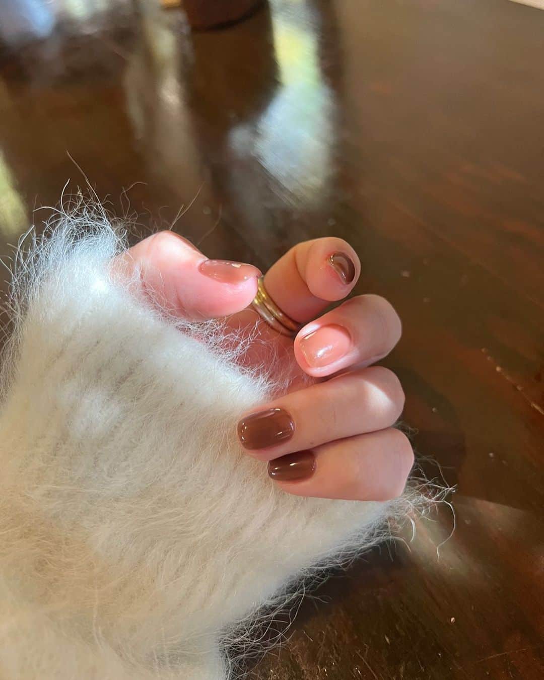 のインスタグラム：「.  透け感のあるブラウンカラー 🍂♡  @kananails___」