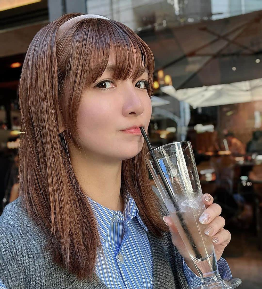 中谷あすみのインスタグラム：「お友達とLunch🍴 今日はちょっと寒い😳  カチューシャは @amy_official___ さんに提供頂きました♡  #amy #amyaccessory #エイミー #アクセサリー #カチューシャ #秋アクセ #高見え  #オケージョン #アクセ #大人かわいい」