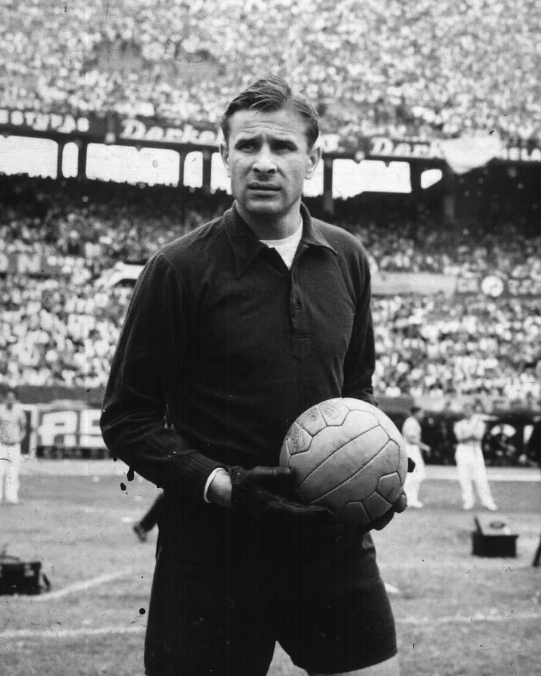 FIFAワールドカップさんのインスタグラム写真 - (FIFAワールドカップInstagram)「One of the all-time goalkeeping greats. 🕷️🧤  Today, Lev Yashin would have turned 94.」10月22日 15時00分 - fifaworldcup