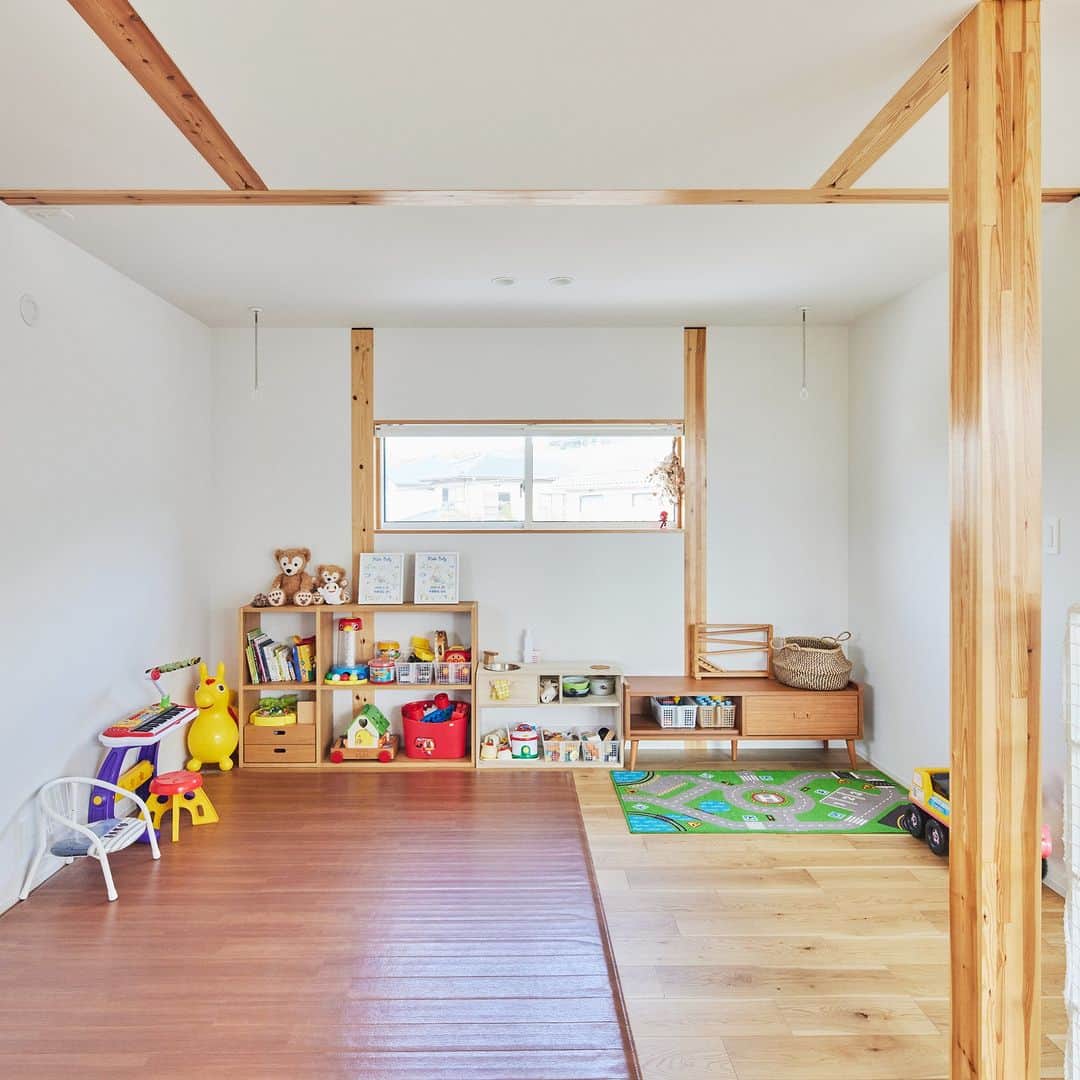 無印良品の家さんのインスタグラム写真 - (無印良品の家Instagram)「【住まいの実例】 ※右上のブックマークのアイコンをタップすると保存できます。  京都府京都市 竣工年月：2020年11月 延床面積：100.19m²  「キッチンは家事動線をスムーズにする目的で『ダイニングテーブルと並行に設置する』というイメージが当初からはっきりありました。その考えをベースに、白を基調に清潔感を出しつつ、調理しやすさを考えて大きめのキッチンにしました。背後にカウンターとしても使える収納チェストを設置しましたが、想像以上に便利で、料理しやすいですね」（奥様）  他にも、可変性を意識した2階の間取りから、床材の素材や色あいまで、徹底的に検討を重ねて完成した「木の家」。その住み心地は上々だとおふたりは語ります。  「オール電化にしたこともあって、キッチン周りもすっきりしていますし、光熱費もリーズナブルになったと思います。夏は、庭にプールを出して子どもたちと遊んだりもできたので、コロナ禍の中でも、ストレスを感じることなく過ごすことができました。私自身はリビングにいるひとときが一番くつろげる時間ですね」（ご主人）  「1年過ごして、『冬暖かく、夏涼しい』ことを実感しました。特に冬は、日中は暖房をほとんどつけることなく過ごせましたし、夜、帰宅した時に『ほんのり暖かい』室内に、何度もほっとした気持ちになりました。風通しもいいですし、『よく考えて作られているなあ』と感じながら暮らしています。今後は、庭の植栽なども少しずつ手を入れていきたいですね」（奥様）  お子さまたちと一緒に、「木の家」での暮らしを満喫しているご夫妻。 「将来的には庭で、友人たちを招いてバーベキューもしたいですね」 と、笑顔で語ってくれました。  2021.11.2公開住まいの実例『玄関周りやキッチンの動線には特に気を配りました』より  詳しくはプロフィールハイライトか、「無印良品の家」HPをご覧ください。  @mujihouse  #無印良品の家 #mujihouse #無印良品の家_木の家 #木の家 #施工例 #施工事例集 #おうちづくり #一戸建て #家づくり #すっきりした暮らし #施工事例集 #マイホームメモ #リビングインテリア #リビングダイニング #子どもがいる暮らし #キッズスぺ―ス #寝室 #ベッドルーム #玄関収納 #玄関土間」10月22日 15時00分 - mujihouse