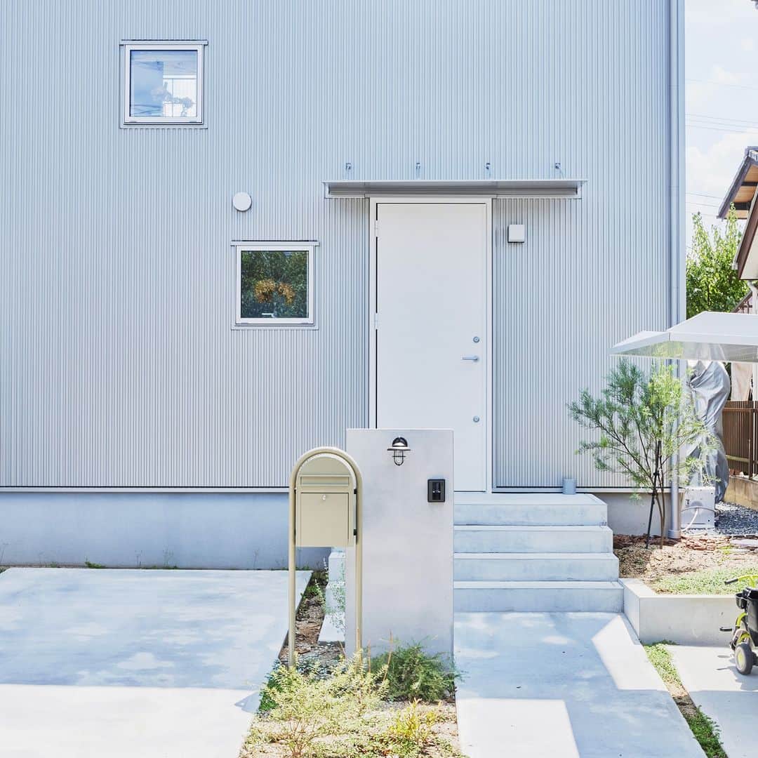 無印良品の家さんのインスタグラム写真 - (無印良品の家Instagram)「【住まいの実例】 ※右上のブックマークのアイコンをタップすると保存できます。  京都府京都市 竣工年月：2020年11月 延床面積：100.19m²  「キッチンは家事動線をスムーズにする目的で『ダイニングテーブルと並行に設置する』というイメージが当初からはっきりありました。その考えをベースに、白を基調に清潔感を出しつつ、調理しやすさを考えて大きめのキッチンにしました。背後にカウンターとしても使える収納チェストを設置しましたが、想像以上に便利で、料理しやすいですね」（奥様）  他にも、可変性を意識した2階の間取りから、床材の素材や色あいまで、徹底的に検討を重ねて完成した「木の家」。その住み心地は上々だとおふたりは語ります。  「オール電化にしたこともあって、キッチン周りもすっきりしていますし、光熱費もリーズナブルになったと思います。夏は、庭にプールを出して子どもたちと遊んだりもできたので、コロナ禍の中でも、ストレスを感じることなく過ごすことができました。私自身はリビングにいるひとときが一番くつろげる時間ですね」（ご主人）  「1年過ごして、『冬暖かく、夏涼しい』ことを実感しました。特に冬は、日中は暖房をほとんどつけることなく過ごせましたし、夜、帰宅した時に『ほんのり暖かい』室内に、何度もほっとした気持ちになりました。風通しもいいですし、『よく考えて作られているなあ』と感じながら暮らしています。今後は、庭の植栽なども少しずつ手を入れていきたいですね」（奥様）  お子さまたちと一緒に、「木の家」での暮らしを満喫しているご夫妻。 「将来的には庭で、友人たちを招いてバーベキューもしたいですね」 と、笑顔で語ってくれました。  2021.11.2公開住まいの実例『玄関周りやキッチンの動線には特に気を配りました』より  詳しくはプロフィールハイライトか、「無印良品の家」HPをご覧ください。  @mujihouse  #無印良品の家 #mujihouse #無印良品の家_木の家 #木の家 #施工例 #施工事例集 #おうちづくり #一戸建て #家づくり #すっきりした暮らし #施工事例集 #マイホームメモ #リビングインテリア #リビングダイニング #子どもがいる暮らし #キッズスぺ―ス #寝室 #ベッドルーム #玄関収納 #玄関土間」10月22日 15時00分 - mujihouse