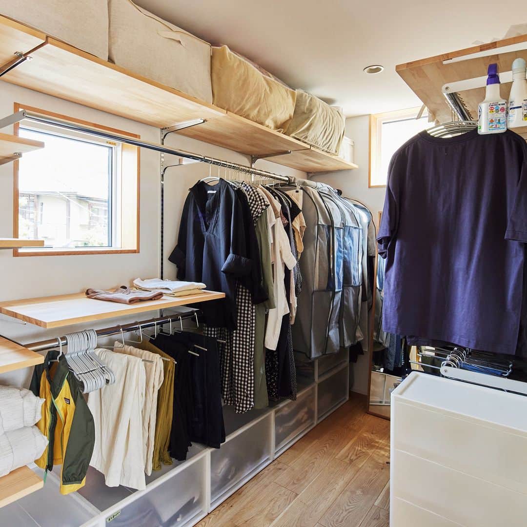 無印良品の家さんのインスタグラム写真 - (無印良品の家Instagram)「【住まいの実例】 ※右上のブックマークのアイコンをタップすると保存できます。  京都府京都市 竣工年月：2020年11月 延床面積：100.19m²  「キッチンは家事動線をスムーズにする目的で『ダイニングテーブルと並行に設置する』というイメージが当初からはっきりありました。その考えをベースに、白を基調に清潔感を出しつつ、調理しやすさを考えて大きめのキッチンにしました。背後にカウンターとしても使える収納チェストを設置しましたが、想像以上に便利で、料理しやすいですね」（奥様）  他にも、可変性を意識した2階の間取りから、床材の素材や色あいまで、徹底的に検討を重ねて完成した「木の家」。その住み心地は上々だとおふたりは語ります。  「オール電化にしたこともあって、キッチン周りもすっきりしていますし、光熱費もリーズナブルになったと思います。夏は、庭にプールを出して子どもたちと遊んだりもできたので、コロナ禍の中でも、ストレスを感じることなく過ごすことができました。私自身はリビングにいるひとときが一番くつろげる時間ですね」（ご主人）  「1年過ごして、『冬暖かく、夏涼しい』ことを実感しました。特に冬は、日中は暖房をほとんどつけることなく過ごせましたし、夜、帰宅した時に『ほんのり暖かい』室内に、何度もほっとした気持ちになりました。風通しもいいですし、『よく考えて作られているなあ』と感じながら暮らしています。今後は、庭の植栽なども少しずつ手を入れていきたいですね」（奥様）  お子さまたちと一緒に、「木の家」での暮らしを満喫しているご夫妻。 「将来的には庭で、友人たちを招いてバーベキューもしたいですね」 と、笑顔で語ってくれました。  2021.11.2公開住まいの実例『玄関周りやキッチンの動線には特に気を配りました』より  詳しくはプロフィールハイライトか、「無印良品の家」HPをご覧ください。  @mujihouse  #無印良品の家 #mujihouse #無印良品の家_木の家 #木の家 #施工例 #施工事例集 #おうちづくり #一戸建て #家づくり #すっきりした暮らし #施工事例集 #マイホームメモ #リビングインテリア #リビングダイニング #子どもがいる暮らし #キッズスぺ―ス #寝室 #ベッドルーム #玄関収納 #玄関土間」10月22日 15時00分 - mujihouse