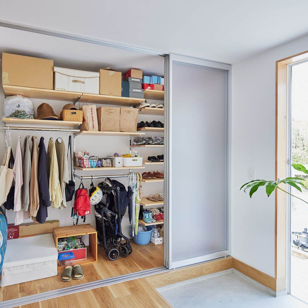 無印良品の家さんのインスタグラム写真 - (無印良品の家Instagram)「【住まいの実例】 ※右上のブックマークのアイコンをタップすると保存できます。  京都府京都市 竣工年月：2020年11月 延床面積：100.19m²  「キッチンは家事動線をスムーズにする目的で『ダイニングテーブルと並行に設置する』というイメージが当初からはっきりありました。その考えをベースに、白を基調に清潔感を出しつつ、調理しやすさを考えて大きめのキッチンにしました。背後にカウンターとしても使える収納チェストを設置しましたが、想像以上に便利で、料理しやすいですね」（奥様）  他にも、可変性を意識した2階の間取りから、床材の素材や色あいまで、徹底的に検討を重ねて完成した「木の家」。その住み心地は上々だとおふたりは語ります。  「オール電化にしたこともあって、キッチン周りもすっきりしていますし、光熱費もリーズナブルになったと思います。夏は、庭にプールを出して子どもたちと遊んだりもできたので、コロナ禍の中でも、ストレスを感じることなく過ごすことができました。私自身はリビングにいるひとときが一番くつろげる時間ですね」（ご主人）  「1年過ごして、『冬暖かく、夏涼しい』ことを実感しました。特に冬は、日中は暖房をほとんどつけることなく過ごせましたし、夜、帰宅した時に『ほんのり暖かい』室内に、何度もほっとした気持ちになりました。風通しもいいですし、『よく考えて作られているなあ』と感じながら暮らしています。今後は、庭の植栽なども少しずつ手を入れていきたいですね」（奥様）  お子さまたちと一緒に、「木の家」での暮らしを満喫しているご夫妻。 「将来的には庭で、友人たちを招いてバーベキューもしたいですね」 と、笑顔で語ってくれました。  2021.11.2公開住まいの実例『玄関周りやキッチンの動線には特に気を配りました』より  詳しくはプロフィールハイライトか、「無印良品の家」HPをご覧ください。  @mujihouse  #無印良品の家 #mujihouse #無印良品の家_木の家 #木の家 #施工例 #施工事例集 #おうちづくり #一戸建て #家づくり #すっきりした暮らし #施工事例集 #マイホームメモ #リビングインテリア #リビングダイニング #子どもがいる暮らし #キッズスぺ―ス #寝室 #ベッドルーム #玄関収納 #玄関土間」10月22日 15時00分 - mujihouse