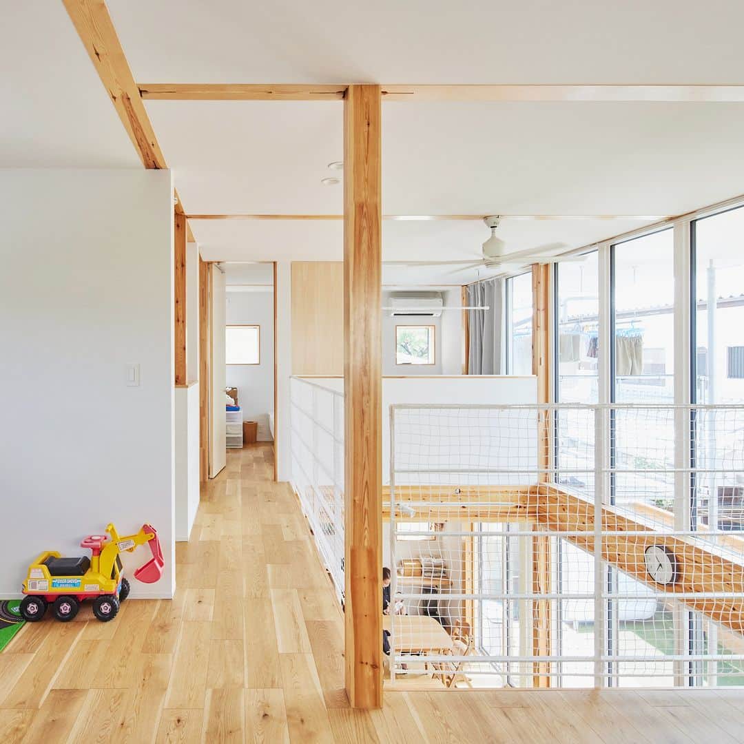 無印良品の家さんのインスタグラム写真 - (無印良品の家Instagram)「【住まいの実例】 ※右上のブックマークのアイコンをタップすると保存できます。  京都府京都市 竣工年月：2020年11月 延床面積：100.19m²  「キッチンは家事動線をスムーズにする目的で『ダイニングテーブルと並行に設置する』というイメージが当初からはっきりありました。その考えをベースに、白を基調に清潔感を出しつつ、調理しやすさを考えて大きめのキッチンにしました。背後にカウンターとしても使える収納チェストを設置しましたが、想像以上に便利で、料理しやすいですね」（奥様）  他にも、可変性を意識した2階の間取りから、床材の素材や色あいまで、徹底的に検討を重ねて完成した「木の家」。その住み心地は上々だとおふたりは語ります。  「オール電化にしたこともあって、キッチン周りもすっきりしていますし、光熱費もリーズナブルになったと思います。夏は、庭にプールを出して子どもたちと遊んだりもできたので、コロナ禍の中でも、ストレスを感じることなく過ごすことができました。私自身はリビングにいるひとときが一番くつろげる時間ですね」（ご主人）  「1年過ごして、『冬暖かく、夏涼しい』ことを実感しました。特に冬は、日中は暖房をほとんどつけることなく過ごせましたし、夜、帰宅した時に『ほんのり暖かい』室内に、何度もほっとした気持ちになりました。風通しもいいですし、『よく考えて作られているなあ』と感じながら暮らしています。今後は、庭の植栽なども少しずつ手を入れていきたいですね」（奥様）  お子さまたちと一緒に、「木の家」での暮らしを満喫しているご夫妻。 「将来的には庭で、友人たちを招いてバーベキューもしたいですね」 と、笑顔で語ってくれました。  2021.11.2公開住まいの実例『玄関周りやキッチンの動線には特に気を配りました』より  詳しくはプロフィールハイライトか、「無印良品の家」HPをご覧ください。  @mujihouse  #無印良品の家 #mujihouse #無印良品の家_木の家 #木の家 #施工例 #施工事例集 #おうちづくり #一戸建て #家づくり #すっきりした暮らし #施工事例集 #マイホームメモ #リビングインテリア #リビングダイニング #子どもがいる暮らし #キッズスぺ―ス #寝室 #ベッドルーム #玄関収納 #玄関土間」10月22日 15時00分 - mujihouse