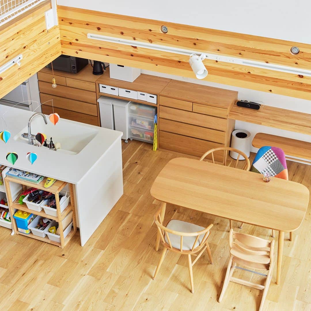 無印良品の家さんのインスタグラム写真 - (無印良品の家Instagram)「【住まいの実例】 ※右上のブックマークのアイコンをタップすると保存できます。  京都府京都市 竣工年月：2020年11月 延床面積：100.19m²  「キッチンは家事動線をスムーズにする目的で『ダイニングテーブルと並行に設置する』というイメージが当初からはっきりありました。その考えをベースに、白を基調に清潔感を出しつつ、調理しやすさを考えて大きめのキッチンにしました。背後にカウンターとしても使える収納チェストを設置しましたが、想像以上に便利で、料理しやすいですね」（奥様）  他にも、可変性を意識した2階の間取りから、床材の素材や色あいまで、徹底的に検討を重ねて完成した「木の家」。その住み心地は上々だとおふたりは語ります。  「オール電化にしたこともあって、キッチン周りもすっきりしていますし、光熱費もリーズナブルになったと思います。夏は、庭にプールを出して子どもたちと遊んだりもできたので、コロナ禍の中でも、ストレスを感じることなく過ごすことができました。私自身はリビングにいるひとときが一番くつろげる時間ですね」（ご主人）  「1年過ごして、『冬暖かく、夏涼しい』ことを実感しました。特に冬は、日中は暖房をほとんどつけることなく過ごせましたし、夜、帰宅した時に『ほんのり暖かい』室内に、何度もほっとした気持ちになりました。風通しもいいですし、『よく考えて作られているなあ』と感じながら暮らしています。今後は、庭の植栽なども少しずつ手を入れていきたいですね」（奥様）  お子さまたちと一緒に、「木の家」での暮らしを満喫しているご夫妻。 「将来的には庭で、友人たちを招いてバーベキューもしたいですね」 と、笑顔で語ってくれました。  2021.11.2公開住まいの実例『玄関周りやキッチンの動線には特に気を配りました』より  詳しくはプロフィールハイライトか、「無印良品の家」HPをご覧ください。  @mujihouse  #無印良品の家 #mujihouse #無印良品の家_木の家 #木の家 #施工例 #施工事例集 #おうちづくり #一戸建て #家づくり #すっきりした暮らし #施工事例集 #マイホームメモ #リビングインテリア #リビングダイニング #子どもがいる暮らし #キッズスぺ―ス #寝室 #ベッドルーム #玄関収納 #玄関土間」10月22日 15時00分 - mujihouse