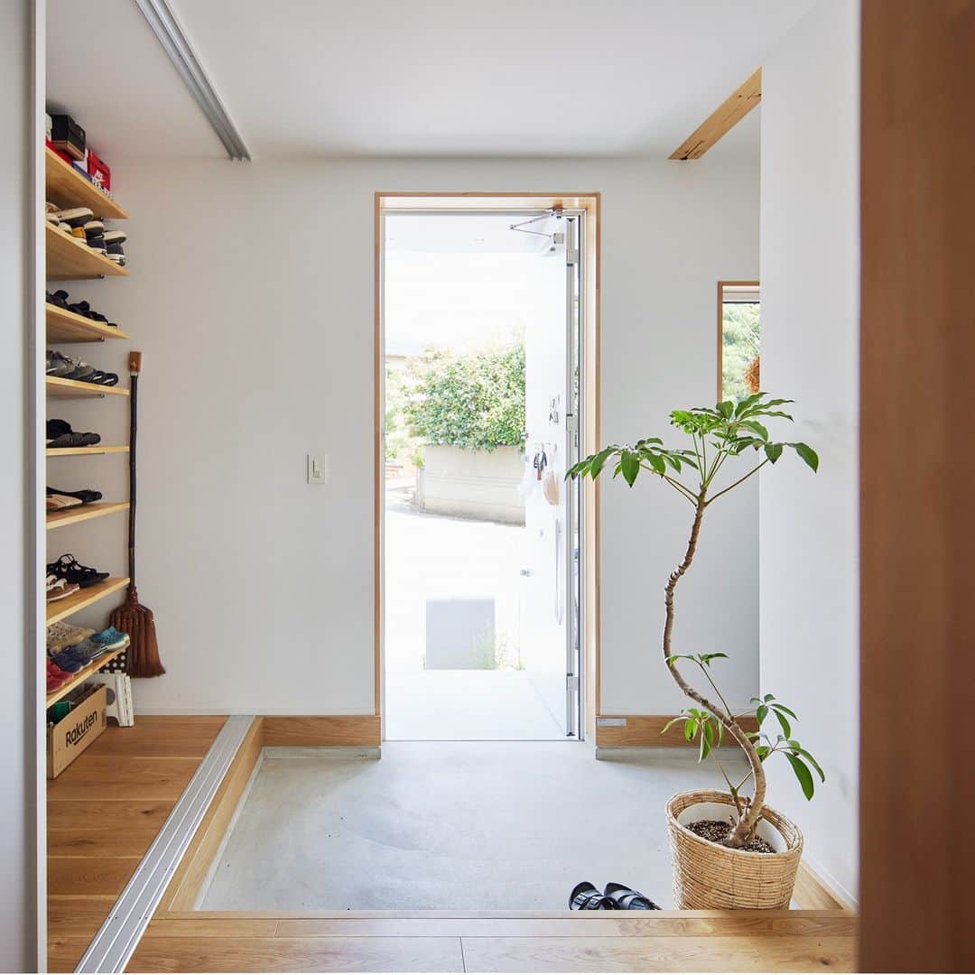 無印良品の家さんのインスタグラム写真 - (無印良品の家Instagram)「【住まいの実例】 ※右上のブックマークのアイコンをタップすると保存できます。  京都府京都市 竣工年月：2020年11月 延床面積：100.19m²  「キッチンは家事動線をスムーズにする目的で『ダイニングテーブルと並行に設置する』というイメージが当初からはっきりありました。その考えをベースに、白を基調に清潔感を出しつつ、調理しやすさを考えて大きめのキッチンにしました。背後にカウンターとしても使える収納チェストを設置しましたが、想像以上に便利で、料理しやすいですね」（奥様）  他にも、可変性を意識した2階の間取りから、床材の素材や色あいまで、徹底的に検討を重ねて完成した「木の家」。その住み心地は上々だとおふたりは語ります。  「オール電化にしたこともあって、キッチン周りもすっきりしていますし、光熱費もリーズナブルになったと思います。夏は、庭にプールを出して子どもたちと遊んだりもできたので、コロナ禍の中でも、ストレスを感じることなく過ごすことができました。私自身はリビングにいるひとときが一番くつろげる時間ですね」（ご主人）  「1年過ごして、『冬暖かく、夏涼しい』ことを実感しました。特に冬は、日中は暖房をほとんどつけることなく過ごせましたし、夜、帰宅した時に『ほんのり暖かい』室内に、何度もほっとした気持ちになりました。風通しもいいですし、『よく考えて作られているなあ』と感じながら暮らしています。今後は、庭の植栽なども少しずつ手を入れていきたいですね」（奥様）  お子さまたちと一緒に、「木の家」での暮らしを満喫しているご夫妻。 「将来的には庭で、友人たちを招いてバーベキューもしたいですね」 と、笑顔で語ってくれました。  2021.11.2公開住まいの実例『玄関周りやキッチンの動線には特に気を配りました』より  詳しくはプロフィールハイライトか、「無印良品の家」HPをご覧ください。  @mujihouse  #無印良品の家 #mujihouse #無印良品の家_木の家 #木の家 #施工例 #施工事例集 #おうちづくり #一戸建て #家づくり #すっきりした暮らし #施工事例集 #マイホームメモ #リビングインテリア #リビングダイニング #子どもがいる暮らし #キッズスぺ―ス #寝室 #ベッドルーム #玄関収納 #玄関土間」10月22日 15時00分 - mujihouse