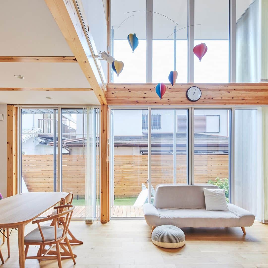 無印良品の家さんのインスタグラム写真 - (無印良品の家Instagram)「【住まいの実例】 ※右上のブックマークのアイコンをタップすると保存できます。  京都府京都市 竣工年月：2020年11月 延床面積：100.19m²  「キッチンは家事動線をスムーズにする目的で『ダイニングテーブルと並行に設置する』というイメージが当初からはっきりありました。その考えをベースに、白を基調に清潔感を出しつつ、調理しやすさを考えて大きめのキッチンにしました。背後にカウンターとしても使える収納チェストを設置しましたが、想像以上に便利で、料理しやすいですね」（奥様）  他にも、可変性を意識した2階の間取りから、床材の素材や色あいまで、徹底的に検討を重ねて完成した「木の家」。その住み心地は上々だとおふたりは語ります。  「オール電化にしたこともあって、キッチン周りもすっきりしていますし、光熱費もリーズナブルになったと思います。夏は、庭にプールを出して子どもたちと遊んだりもできたので、コロナ禍の中でも、ストレスを感じることなく過ごすことができました。私自身はリビングにいるひとときが一番くつろげる時間ですね」（ご主人）  「1年過ごして、『冬暖かく、夏涼しい』ことを実感しました。特に冬は、日中は暖房をほとんどつけることなく過ごせましたし、夜、帰宅した時に『ほんのり暖かい』室内に、何度もほっとした気持ちになりました。風通しもいいですし、『よく考えて作られているなあ』と感じながら暮らしています。今後は、庭の植栽なども少しずつ手を入れていきたいですね」（奥様）  お子さまたちと一緒に、「木の家」での暮らしを満喫しているご夫妻。 「将来的には庭で、友人たちを招いてバーベキューもしたいですね」 と、笑顔で語ってくれました。  2021.11.2公開住まいの実例『玄関周りやキッチンの動線には特に気を配りました』より  詳しくはプロフィールハイライトか、「無印良品の家」HPをご覧ください。  @mujihouse  #無印良品の家 #mujihouse #無印良品の家_木の家 #木の家 #施工例 #施工事例集 #おうちづくり #一戸建て #家づくり #すっきりした暮らし #施工事例集 #マイホームメモ #リビングインテリア #リビングダイニング #子どもがいる暮らし #キッズスぺ―ス #寝室 #ベッドルーム #玄関収納 #玄関土間」10月22日 15時00分 - mujihouse