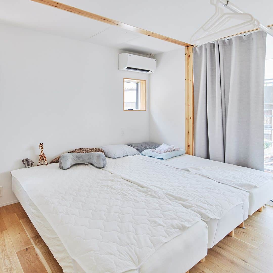 無印良品の家さんのインスタグラム写真 - (無印良品の家Instagram)「【住まいの実例】 ※右上のブックマークのアイコンをタップすると保存できます。  京都府京都市 竣工年月：2020年11月 延床面積：100.19m²  「キッチンは家事動線をスムーズにする目的で『ダイニングテーブルと並行に設置する』というイメージが当初からはっきりありました。その考えをベースに、白を基調に清潔感を出しつつ、調理しやすさを考えて大きめのキッチンにしました。背後にカウンターとしても使える収納チェストを設置しましたが、想像以上に便利で、料理しやすいですね」（奥様）  他にも、可変性を意識した2階の間取りから、床材の素材や色あいまで、徹底的に検討を重ねて完成した「木の家」。その住み心地は上々だとおふたりは語ります。  「オール電化にしたこともあって、キッチン周りもすっきりしていますし、光熱費もリーズナブルになったと思います。夏は、庭にプールを出して子どもたちと遊んだりもできたので、コロナ禍の中でも、ストレスを感じることなく過ごすことができました。私自身はリビングにいるひとときが一番くつろげる時間ですね」（ご主人）  「1年過ごして、『冬暖かく、夏涼しい』ことを実感しました。特に冬は、日中は暖房をほとんどつけることなく過ごせましたし、夜、帰宅した時に『ほんのり暖かい』室内に、何度もほっとした気持ちになりました。風通しもいいですし、『よく考えて作られているなあ』と感じながら暮らしています。今後は、庭の植栽なども少しずつ手を入れていきたいですね」（奥様）  お子さまたちと一緒に、「木の家」での暮らしを満喫しているご夫妻。 「将来的には庭で、友人たちを招いてバーベキューもしたいですね」 と、笑顔で語ってくれました。  2021.11.2公開住まいの実例『玄関周りやキッチンの動線には特に気を配りました』より  詳しくはプロフィールハイライトか、「無印良品の家」HPをご覧ください。  @mujihouse  #無印良品の家 #mujihouse #無印良品の家_木の家 #木の家 #施工例 #施工事例集 #おうちづくり #一戸建て #家づくり #すっきりした暮らし #施工事例集 #マイホームメモ #リビングインテリア #リビングダイニング #子どもがいる暮らし #キッズスぺ―ス #寝室 #ベッドルーム #玄関収納 #玄関土間」10月22日 15時00分 - mujihouse