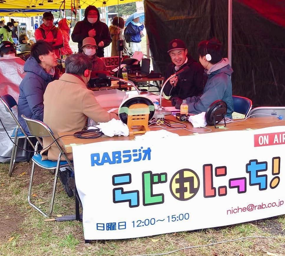 新山大さんのインスタグラム写真 - (新山大Instagram)「雨ざらしの客席でご覧になっている今別の皆様の前で、屋根付きステージでのうのうと漫才するなんて僕達にはできません。  ステージ降りてお客さんと同じくずぶ濡れになって漫才します！  #好感度アップ漫才 #ずぶ濡れ漫才 #極寒 #代償でかい #からし色コートのさっちゃんに見守られ #司会 #伊東幸子 #半熟熟女 #半熟様 #らじ丸にっち！ #公開生放送 #お邪魔しました #夏目さん #濱野君 #ありがとうございました #平山さんが撮ってくれました #いまべつ秋まつり #今別町 #みんな帰ったら温かい風呂入れよ！」10月22日 15時00分 - dai_niiyama