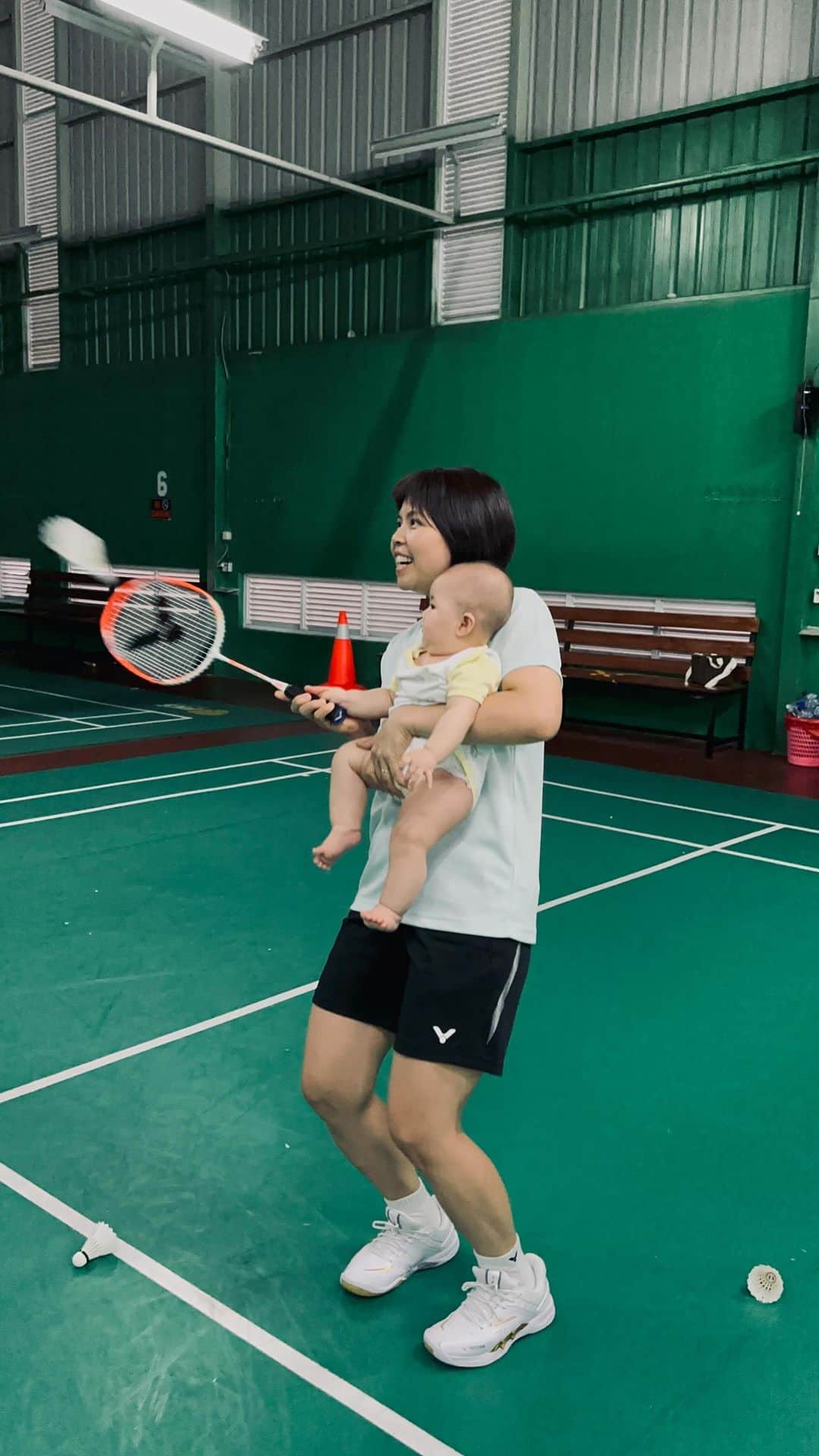 グレイシア・ポリーのインスタグラム：「Main Badminton versi Jessia 7 bulan dalam kandungan dan versi Jessia menuju umur 6 bulan VS Papa @felixdjimin 🏸😍」