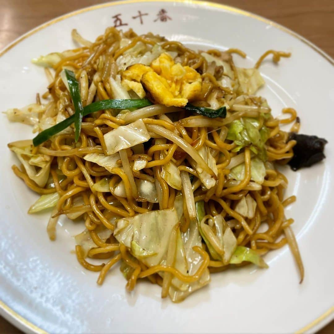 木村ひさしのインスタグラム：「最高のおっさんの昼ごはん。 五十番　焼きそば、餃子 #最高のおっさんの中華料理」
