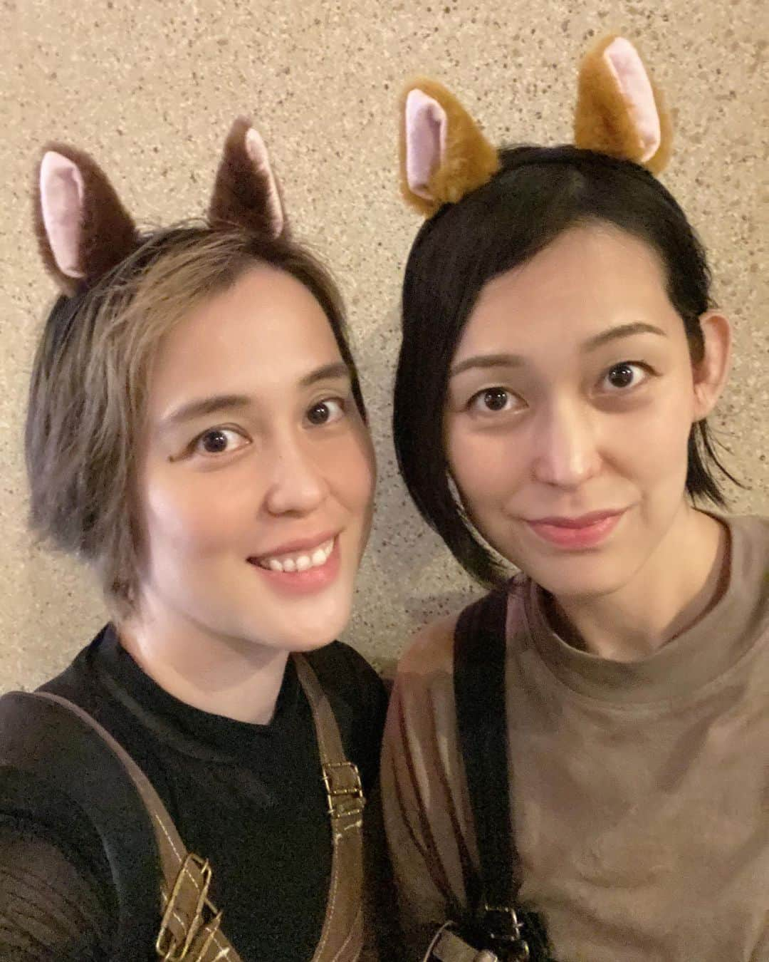 大山未希さんのインスタグラム写真 - (大山未希Instagram)「🎃  ディズニーハロウィン 前回シーに行った時のメンバーで🩵  ミッキーにも会えたし、ハグもできた！ チップとデールコーデの2人もかわいかったし （途中におっきいチップとデールも入れ込んでます（笑））  ふたご初ジェットコースター記念にもなりました！ 泣きもせずおりてすぐお菓子食べてた強者。笑  アイスの写真、左手わたし 右手が姉なんだけど手も持ち方も似ていて 同じ人が持ってるように見える😂  #ディズニーランド #ディズニーハロウィン #大山姉妹 #ふたご #姪っ子 ↓」10月22日 16時56分 - miki_oyama1003