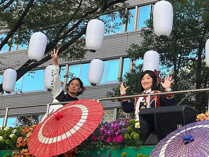 佐野俊輔のインスタグラム：「#名古屋まつり #フラワーカーパレード 沿道で声援を送ってくださる方々や手を振ってくれる方々…年に一度のお祭りをとても楽しみにしていたんだなーと実感しました！！  #最高でした！！  来年も是非是非🚗💐」