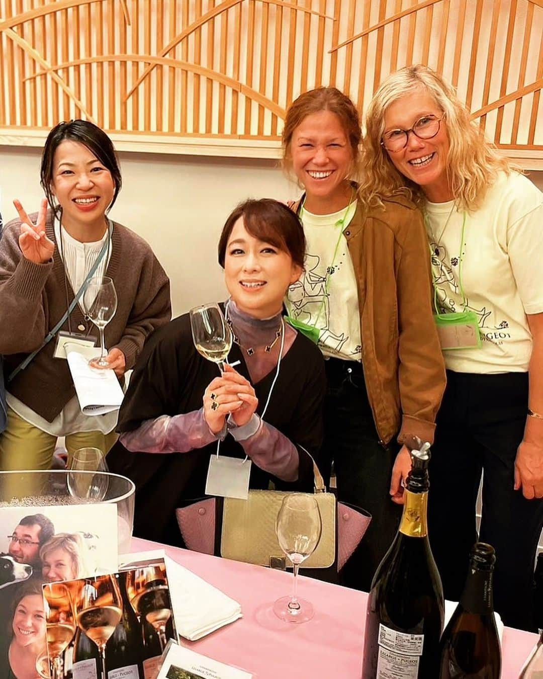 やすみりえのインスタグラム：「🇫🇷LES CHAMPAGNES BIO À TOKYO🍇  先週金曜日、八芳園にて😊  半年前、シャンパーニュ地方を訪ねて蔵元めぐりをした際にお世話になったルラージュ・プジョー🍾のドミニクさんとクラメンスさん母娘に、このイベントで再会できました😊ようこそ、日本へ〜🍁  他にも現地のパーティでお会いした生産者の方々がたくさんいらっしゃっていてとても嬉しかったです🍾✨  このイベント開催にご尽力された @madoka.ogiya  さん、 @yuri_s1029  さん　本当にお疲れ様でした！  #川柳#ことばの力#ことのは#575 #leschampagnesbioatokyo #lelargepugeot#美味しいシャンパーニュ #シャンパーニュ大好き  #シャンパーニュイベント @riem1031  ちゃん　にも会えました😊」