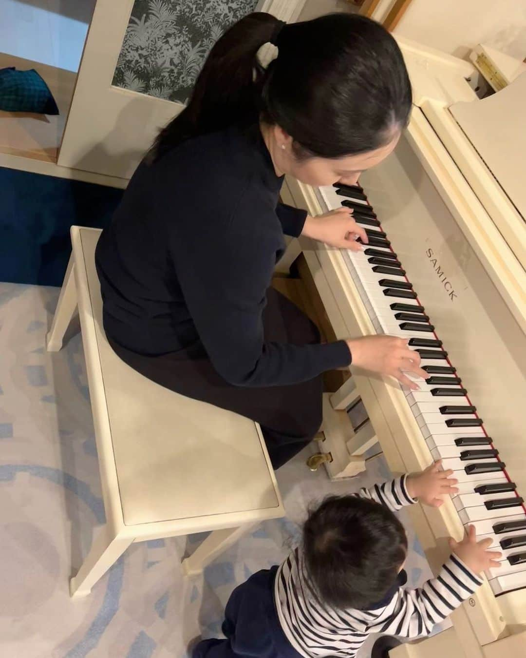 田中琴乃さんのインスタグラム写真 - (田中琴乃Instagram)「・ 🎹  息子も自分で立ち、鍵盤に指が届くようになりました。 一緒に弾くと楽しいです。  #piano #🎹」10月22日 15時23分 - tanakakotono