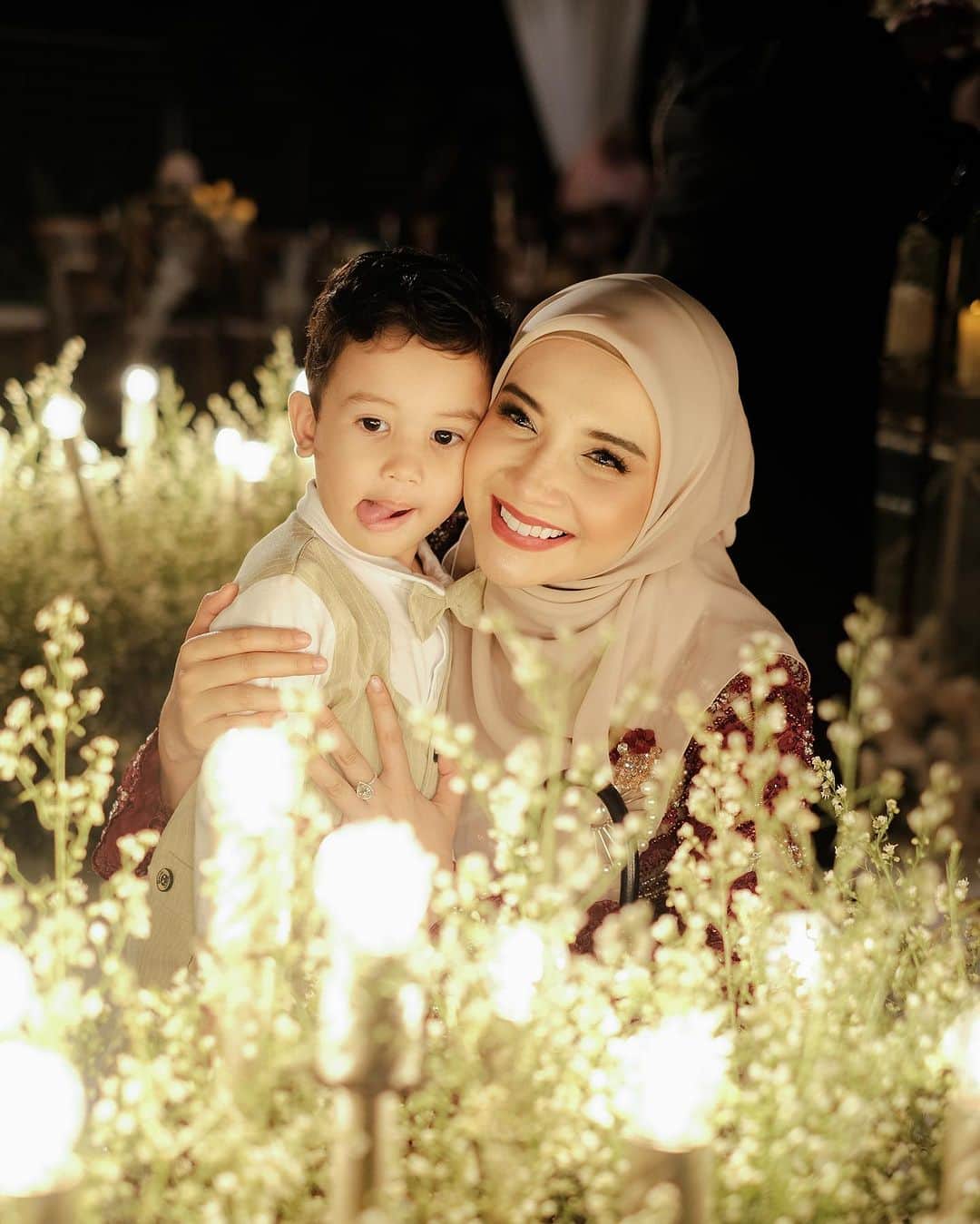 Zaskia Sungkarさんのインスタグラム写真 - (Zaskia SungkarInstagram)「Alhamdulillahilladzi bi ni’matihi tatimush sholihaat  Mabruk adik2 ku syg ❤️」10月22日 15時15分 - zaskiasungkar15