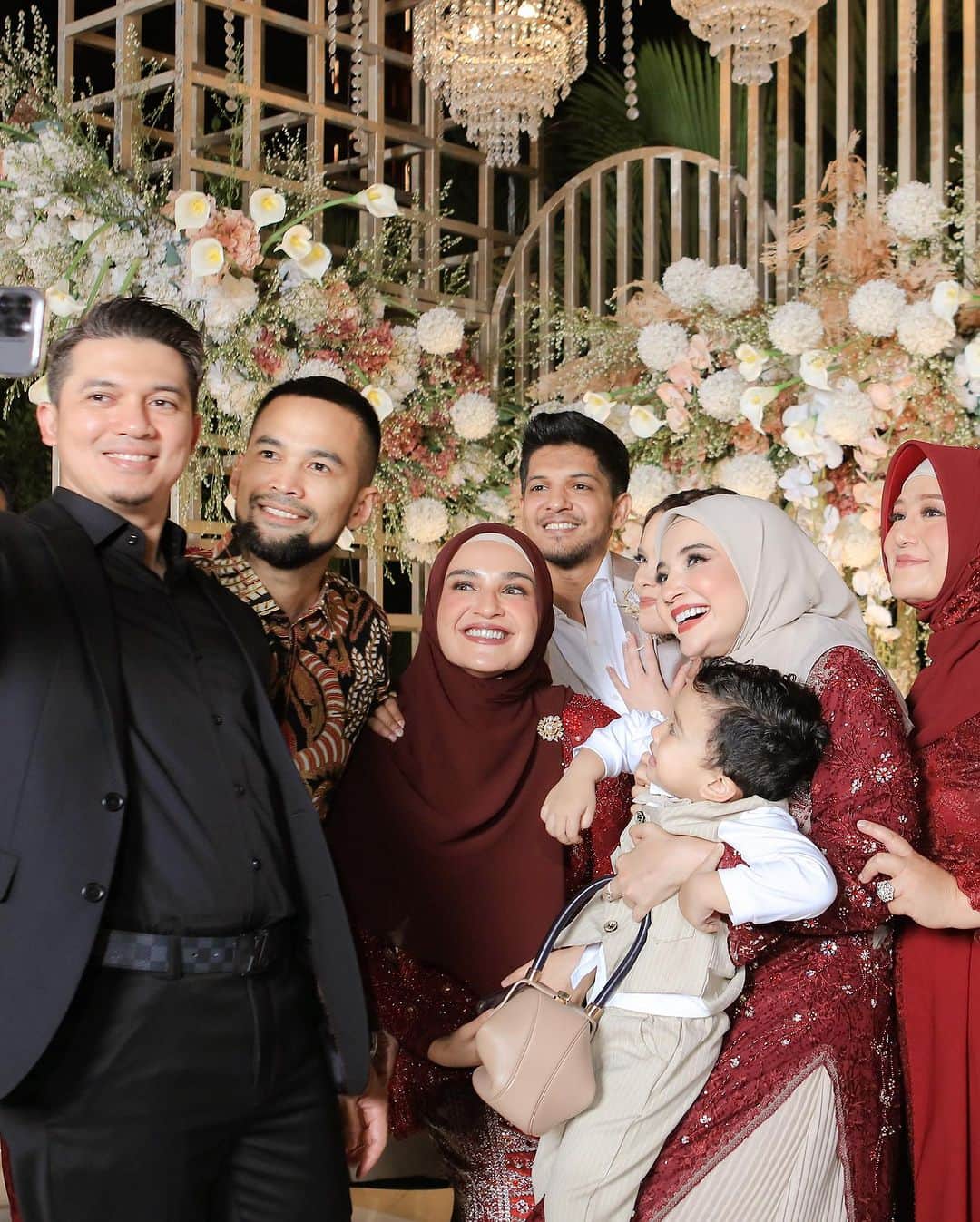 Zaskia Sungkarさんのインスタグラム写真 - (Zaskia SungkarInstagram)「Alhamdulillahilladzi bi ni’matihi tatimush sholihaat  Mabruk adik2 ku syg ❤️」10月22日 15時15分 - zaskiasungkar15