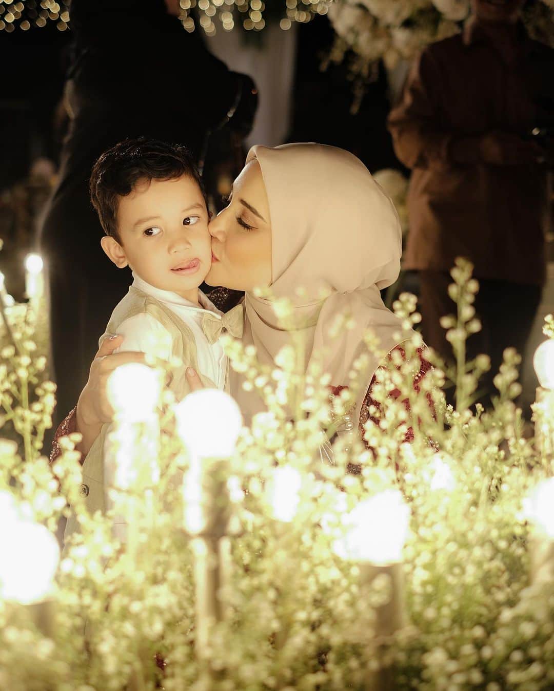 Zaskia Sungkarのインスタグラム：「Alhamdulillahilladzi bi ni’matihi tatimush sholihaat  Mabruk adik2 ku syg ❤️」