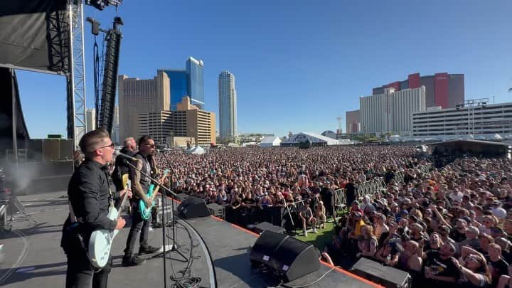 ジョン・フェルドマンのインスタグラム：「I love @socialdistortion. We’re with you @mikeness. 🙏 thank you @whenwewereyoungfest」