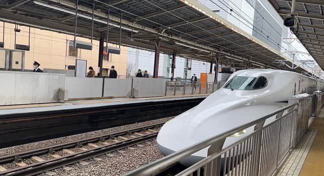 高山沙織さんのインスタグラム写真 - (高山沙織Instagram)「【最長片道切符の旅 振り返り♯20】 こんにちはアンドロイドのお姉さんです。  私はただいま新横浜駅に来ております。  今日も最長片道切符の旅進めていきます。 本日最初に乗る列車は東海道新幹線のこだま号  本日は東海道新幹線から東海道線在来線に乗り換え、また東海道新幹線に乗ってから東海道線の在来線に乗って愛知を目指すという不思議なルート。 最長片道切符の旅では新幹線と並行在来線は同一とするというルールがあるのですが、この東海道線の区間は少し特殊で、新横浜・新富士 という新幹線の単独駅をうまく経由することで前日に通った東海道線の区間を避けて同じルートを2回通らないようになっています  さて、次に乗っていく列車は特急踊り子。静岡県の三島駅に向かいます。  乗車してから37分で三島駅に到着。 ここから再び東海道新幹線に乗り換えます。 私は車内でお昼ご飯のことを考えていたのですが、静岡名物”さわやか”のハンバーグを食べたいなぁとサイトを覗いてみるとなんと100分待ち。 100分も待ってたら今日の工程ぐちゃぐちゃになっちゃうよということで断念、さわやかに立ち寄ることなく普通列車で浜松駅を目指します。  そこから愛知県の豊橋へ。 30分ほどで愛知県豊橋駅に到着。 東海道線、怒涛の乗り換えで一仕事終えた気分ですね。 ということで遅めのお昼ご飯を食べに行きます。  豊橋で定番のランチといえばスパゲッティチャオのあんかけパスタかなと思うのですが、今日はパスタの気分じゃなかったので創業100年の老舗うどん・そば処「せがわ本店」さんにやってきました。 豊橋はカレーうどんが有名で迷わず注文。 一見普通のカレーうどんに見える豊橋カレーうどん。 うどんを食べ進めると下からとろろご飯が出現するのです。 まさかの二層構造。もうボリュームがすごい。うどんを食べ終わったら薬味を入れてカレーとろろご飯にしていきます。 これもまた一味違った感じで美味しいんですよね。  ちょっとお腹いっぱいで動きたくないのですが、もうそろそろ電車の時間なので駅に戻ります。  さて、ここからが今日の旅の本番。 飯田線の普通列車に乗っていきます。 飯田線は愛知県の豊橋駅から長野県 辰野駅までを結ぶ全長195.7kmの巨大なローカル線。 私が乗り込むのは14時42分発 岡谷行きの飯田線普通列車。飯田線の終点辰野を超えて中央本線の岡谷まで約7時間かけて結んでおります。これは運行時間だと日本一長い普通列車ということになりますね。  というわけでここから7時間怒涛の普通列車の旅が始まります。  30分ほど走ると車窓が一気にのどかな風景に変わっていきます。 この頃には乗客もほとんどいなくなりました。飯田線を乗り通すのなんてよっぽどな物好きがマニアぐらいしかいないでしょうね。   乗車してから1時間30分ほどで愛知県と静岡県の県境のトンネルを通ります。  ほとんど貸切りの飯田線。 長時間乗ってると家みたいな落ち着き感が出てきます。 朝、小田原で買ったみかんを食べるなど。  途中の中部天竜駅で15分ほど停車時間がありました。終点岡谷ではあと5時間弱。 座りっぱなしだと血流が滞るのでこういうタイミングで運動をしないと飯田線走破は厳しそう。  三郷駅ですれ違ったのは特急伊那路号。 飯田線にも1日2往復だけ特急がありまして、本当はこれに乗りたかったのですが、時間的に諦めたのです。 さて、列車は飯田線の秘境ポイントに差し掛かってきました。 飯田線は山の中を走るので秘境駅がたくさんあります。 その中でも全国秘境駅ランキング第3位の小和田駅に到着。 道路もなく最も近い集落までも片道1時間かかるという人里離れた秘境駅 。 秘境駅のロマンに惹かれ一度降りてみたい気もしますが今日中に終点岡谷まで行かなきゃならないので断念。  その他秘境駅ランキング上位の駅も通り過ぎていきます。  そろそろ日が暮れてきた頃、列車は下山村駅に到着。 ここは”下山ダッシュ”という競技が有名で下山村駅から五つ先の伊那上郷駅までの線路は大きくΩ状に迂回しており、6.4kmの距離があります。ただ、直線距離だと2kmしかないので電車を逃しても走ったら追いつけるのではというチャレンジなのです。   出発してから4時間16分飯田線の中でも中心駅である飯田駅に到着。  21時26分列車は飯田線の終着駅 辰野駅に到着しました。 ここからそのまま中央本線に乗り入れこの列車の終点 岡谷駅に向かって行きます。 ということで6時間55分乗車、約7時間で長野県の岡谷駅に到着しました。  いやー長かったですね。 確かに長かったんですけど最初思ってたほど苦痛ではなく、移り変わる景色や突如現れる秘境駅にと、むしろ楽しかった もう1回乗れと言われたらちょっと遠慮したいのですが……。  到着した頃には時刻はもうすっかり夜になってしまいました。  本日はここからもう少しルートを進めて塩尻駅にゆきそこで宿泊お疲れ様でした。」10月22日 15時32分 - saotvos