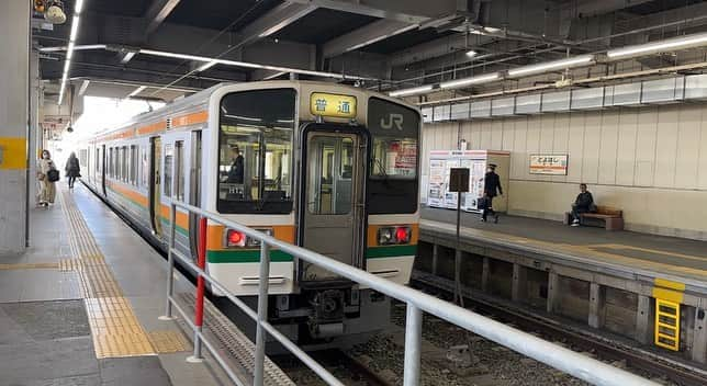 高山沙織さんのインスタグラム写真 - (高山沙織Instagram)「【最長片道切符の旅 振り返り♯20】 こんにちはアンドロイドのお姉さんです。  私はただいま新横浜駅に来ております。  今日も最長片道切符の旅進めていきます。 本日最初に乗る列車は東海道新幹線のこだま号  本日は東海道新幹線から東海道線在来線に乗り換え、また東海道新幹線に乗ってから東海道線の在来線に乗って愛知を目指すという不思議なルート。 最長片道切符の旅では新幹線と並行在来線は同一とするというルールがあるのですが、この東海道線の区間は少し特殊で、新横浜・新富士 という新幹線の単独駅をうまく経由することで前日に通った東海道線の区間を避けて同じルートを2回通らないようになっています  さて、次に乗っていく列車は特急踊り子。静岡県の三島駅に向かいます。  乗車してから37分で三島駅に到着。 ここから再び東海道新幹線に乗り換えます。 私は車内でお昼ご飯のことを考えていたのですが、静岡名物”さわやか”のハンバーグを食べたいなぁとサイトを覗いてみるとなんと100分待ち。 100分も待ってたら今日の工程ぐちゃぐちゃになっちゃうよということで断念、さわやかに立ち寄ることなく普通列車で浜松駅を目指します。  そこから愛知県の豊橋へ。 30分ほどで愛知県豊橋駅に到着。 東海道線、怒涛の乗り換えで一仕事終えた気分ですね。 ということで遅めのお昼ご飯を食べに行きます。  豊橋で定番のランチといえばスパゲッティチャオのあんかけパスタかなと思うのですが、今日はパスタの気分じゃなかったので創業100年の老舗うどん・そば処「せがわ本店」さんにやってきました。 豊橋はカレーうどんが有名で迷わず注文。 一見普通のカレーうどんに見える豊橋カレーうどん。 うどんを食べ進めると下からとろろご飯が出現するのです。 まさかの二層構造。もうボリュームがすごい。うどんを食べ終わったら薬味を入れてカレーとろろご飯にしていきます。 これもまた一味違った感じで美味しいんですよね。  ちょっとお腹いっぱいで動きたくないのですが、もうそろそろ電車の時間なので駅に戻ります。  さて、ここからが今日の旅の本番。 飯田線の普通列車に乗っていきます。 飯田線は愛知県の豊橋駅から長野県 辰野駅までを結ぶ全長195.7kmの巨大なローカル線。 私が乗り込むのは14時42分発 岡谷行きの飯田線普通列車。飯田線の終点辰野を超えて中央本線の岡谷まで約7時間かけて結んでおります。これは運行時間だと日本一長い普通列車ということになりますね。  というわけでここから7時間怒涛の普通列車の旅が始まります。  30分ほど走ると車窓が一気にのどかな風景に変わっていきます。 この頃には乗客もほとんどいなくなりました。飯田線を乗り通すのなんてよっぽどな物好きがマニアぐらいしかいないでしょうね。   乗車してから1時間30分ほどで愛知県と静岡県の県境のトンネルを通ります。  ほとんど貸切りの飯田線。 長時間乗ってると家みたいな落ち着き感が出てきます。 朝、小田原で買ったみかんを食べるなど。  途中の中部天竜駅で15分ほど停車時間がありました。終点岡谷ではあと5時間弱。 座りっぱなしだと血流が滞るのでこういうタイミングで運動をしないと飯田線走破は厳しそう。  三郷駅ですれ違ったのは特急伊那路号。 飯田線にも1日2往復だけ特急がありまして、本当はこれに乗りたかったのですが、時間的に諦めたのです。 さて、列車は飯田線の秘境ポイントに差し掛かってきました。 飯田線は山の中を走るので秘境駅がたくさんあります。 その中でも全国秘境駅ランキング第3位の小和田駅に到着。 道路もなく最も近い集落までも片道1時間かかるという人里離れた秘境駅 。 秘境駅のロマンに惹かれ一度降りてみたい気もしますが今日中に終点岡谷まで行かなきゃならないので断念。  その他秘境駅ランキング上位の駅も通り過ぎていきます。  そろそろ日が暮れてきた頃、列車は下山村駅に到着。 ここは”下山ダッシュ”という競技が有名で下山村駅から五つ先の伊那上郷駅までの線路は大きくΩ状に迂回しており、6.4kmの距離があります。ただ、直線距離だと2kmしかないので電車を逃しても走ったら追いつけるのではというチャレンジなのです。   出発してから4時間16分飯田線の中でも中心駅である飯田駅に到着。  21時26分列車は飯田線の終着駅 辰野駅に到着しました。 ここからそのまま中央本線に乗り入れこの列車の終点 岡谷駅に向かって行きます。 ということで6時間55分乗車、約7時間で長野県の岡谷駅に到着しました。  いやー長かったですね。 確かに長かったんですけど最初思ってたほど苦痛ではなく、移り変わる景色や突如現れる秘境駅にと、むしろ楽しかった もう1回乗れと言われたらちょっと遠慮したいのですが……。  到着した頃には時刻はもうすっかり夜になってしまいました。  本日はここからもう少しルートを進めて塩尻駅にゆきそこで宿泊お疲れ様でした。」10月22日 15時32分 - saotvos