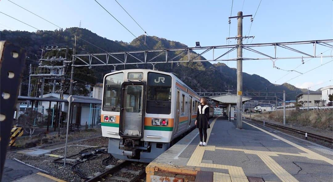 高山沙織さんのインスタグラム写真 - (高山沙織Instagram)「【最長片道切符の旅 振り返り♯20】 こんにちはアンドロイドのお姉さんです。  私はただいま新横浜駅に来ております。  今日も最長片道切符の旅進めていきます。 本日最初に乗る列車は東海道新幹線のこだま号  本日は東海道新幹線から東海道線在来線に乗り換え、また東海道新幹線に乗ってから東海道線の在来線に乗って愛知を目指すという不思議なルート。 最長片道切符の旅では新幹線と並行在来線は同一とするというルールがあるのですが、この東海道線の区間は少し特殊で、新横浜・新富士 という新幹線の単独駅をうまく経由することで前日に通った東海道線の区間を避けて同じルートを2回通らないようになっています  さて、次に乗っていく列車は特急踊り子。静岡県の三島駅に向かいます。  乗車してから37分で三島駅に到着。 ここから再び東海道新幹線に乗り換えます。 私は車内でお昼ご飯のことを考えていたのですが、静岡名物”さわやか”のハンバーグを食べたいなぁとサイトを覗いてみるとなんと100分待ち。 100分も待ってたら今日の工程ぐちゃぐちゃになっちゃうよということで断念、さわやかに立ち寄ることなく普通列車で浜松駅を目指します。  そこから愛知県の豊橋へ。 30分ほどで愛知県豊橋駅に到着。 東海道線、怒涛の乗り換えで一仕事終えた気分ですね。 ということで遅めのお昼ご飯を食べに行きます。  豊橋で定番のランチといえばスパゲッティチャオのあんかけパスタかなと思うのですが、今日はパスタの気分じゃなかったので創業100年の老舗うどん・そば処「せがわ本店」さんにやってきました。 豊橋はカレーうどんが有名で迷わず注文。 一見普通のカレーうどんに見える豊橋カレーうどん。 うどんを食べ進めると下からとろろご飯が出現するのです。 まさかの二層構造。もうボリュームがすごい。うどんを食べ終わったら薬味を入れてカレーとろろご飯にしていきます。 これもまた一味違った感じで美味しいんですよね。  ちょっとお腹いっぱいで動きたくないのですが、もうそろそろ電車の時間なので駅に戻ります。  さて、ここからが今日の旅の本番。 飯田線の普通列車に乗っていきます。 飯田線は愛知県の豊橋駅から長野県 辰野駅までを結ぶ全長195.7kmの巨大なローカル線。 私が乗り込むのは14時42分発 岡谷行きの飯田線普通列車。飯田線の終点辰野を超えて中央本線の岡谷まで約7時間かけて結んでおります。これは運行時間だと日本一長い普通列車ということになりますね。  というわけでここから7時間怒涛の普通列車の旅が始まります。  30分ほど走ると車窓が一気にのどかな風景に変わっていきます。 この頃には乗客もほとんどいなくなりました。飯田線を乗り通すのなんてよっぽどな物好きがマニアぐらいしかいないでしょうね。   乗車してから1時間30分ほどで愛知県と静岡県の県境のトンネルを通ります。  ほとんど貸切りの飯田線。 長時間乗ってると家みたいな落ち着き感が出てきます。 朝、小田原で買ったみかんを食べるなど。  途中の中部天竜駅で15分ほど停車時間がありました。終点岡谷ではあと5時間弱。 座りっぱなしだと血流が滞るのでこういうタイミングで運動をしないと飯田線走破は厳しそう。  三郷駅ですれ違ったのは特急伊那路号。 飯田線にも1日2往復だけ特急がありまして、本当はこれに乗りたかったのですが、時間的に諦めたのです。 さて、列車は飯田線の秘境ポイントに差し掛かってきました。 飯田線は山の中を走るので秘境駅がたくさんあります。 その中でも全国秘境駅ランキング第3位の小和田駅に到着。 道路もなく最も近い集落までも片道1時間かかるという人里離れた秘境駅 。 秘境駅のロマンに惹かれ一度降りてみたい気もしますが今日中に終点岡谷まで行かなきゃならないので断念。  その他秘境駅ランキング上位の駅も通り過ぎていきます。  そろそろ日が暮れてきた頃、列車は下山村駅に到着。 ここは”下山ダッシュ”という競技が有名で下山村駅から五つ先の伊那上郷駅までの線路は大きくΩ状に迂回しており、6.4kmの距離があります。ただ、直線距離だと2kmしかないので電車を逃しても走ったら追いつけるのではというチャレンジなのです。   出発してから4時間16分飯田線の中でも中心駅である飯田駅に到着。  21時26分列車は飯田線の終着駅 辰野駅に到着しました。 ここからそのまま中央本線に乗り入れこの列車の終点 岡谷駅に向かって行きます。 ということで6時間55分乗車、約7時間で長野県の岡谷駅に到着しました。  いやー長かったですね。 確かに長かったんですけど最初思ってたほど苦痛ではなく、移り変わる景色や突如現れる秘境駅にと、むしろ楽しかった もう1回乗れと言われたらちょっと遠慮したいのですが……。  到着した頃には時刻はもうすっかり夜になってしまいました。  本日はここからもう少しルートを進めて塩尻駅にゆきそこで宿泊お疲れ様でした。」10月22日 15時32分 - saotvos