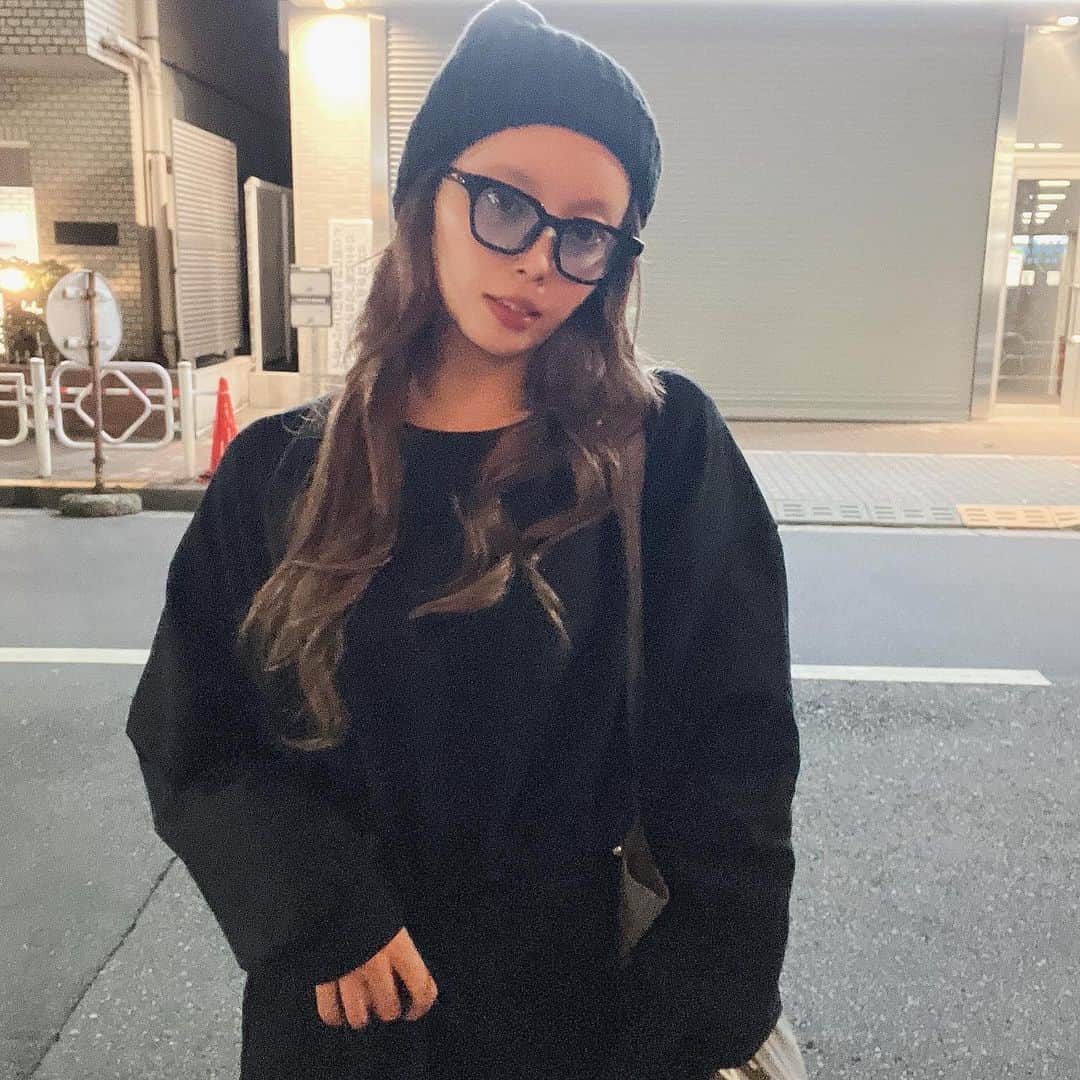 青山明香里のインスタグラム：「🖤🖤🖤  #まゆげなし」