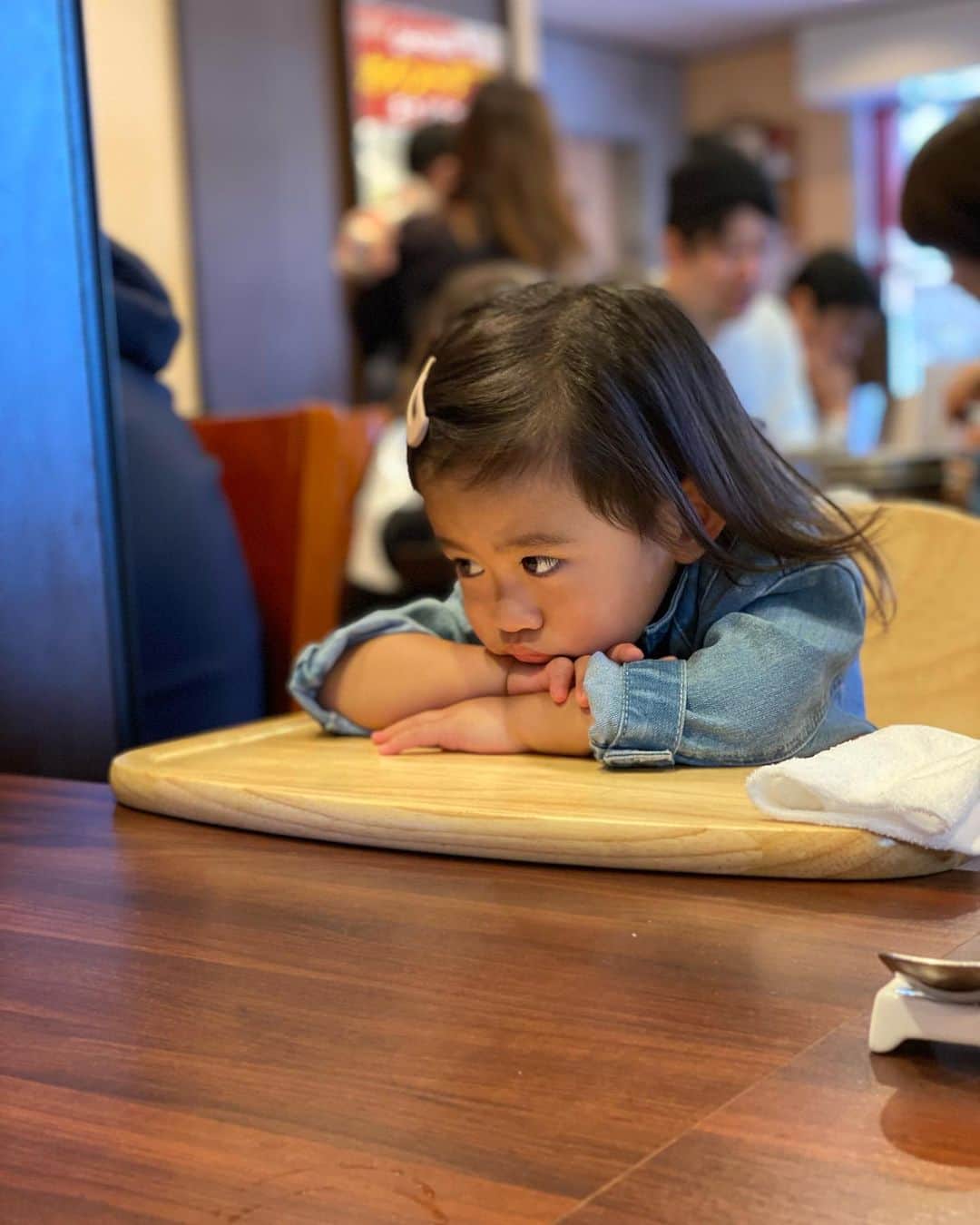 三方美穂さんのインスタグラム写真 - (三方美穂Instagram)「今日は誰よりも先に玄関で待っていた心🚪 お出かけ大好きさん☺️ お友だちのプレゼント買いに行ったのに 心の分も欲しくてお揃いになった子ども服♡  お昼ごはんは 朝から楽しみにしてたスンドゥブ専門店🔥 何度か来てるけど美味しくて大好き！ スンドゥブが来る前に前菜？ こういう韓国スタイル？も韓国料理も大好き😍  #お出かけ #休日の過ごし方  #家族の時間  #スンドゥブ専門店」10月22日 15時24分 - mihomikata
