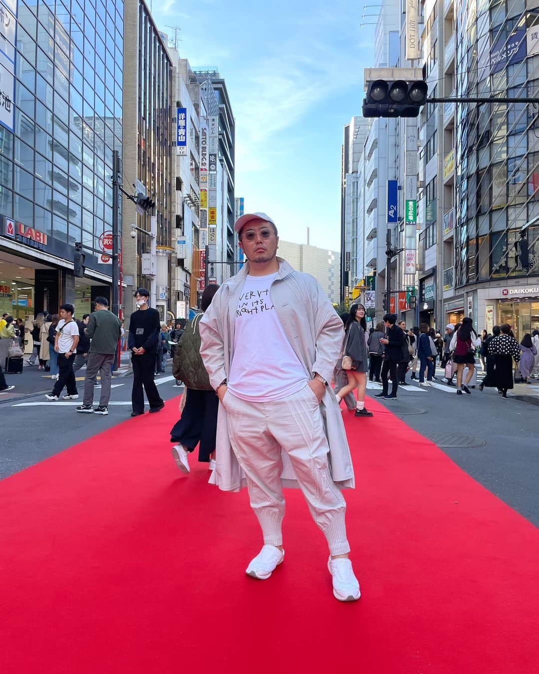 三浦崇宏のインスタグラム：「#fashion #runway  #shibuya #ShibuyaFashionWeek  #SFW2023aw #SHIBUYARUNWAY  #TOKYOFASHIONCROSSING #TFC #TFC2023 #TFC2023aw #渋谷 #instagood  #インスタグラムといえば赤絨毯と聞いて」