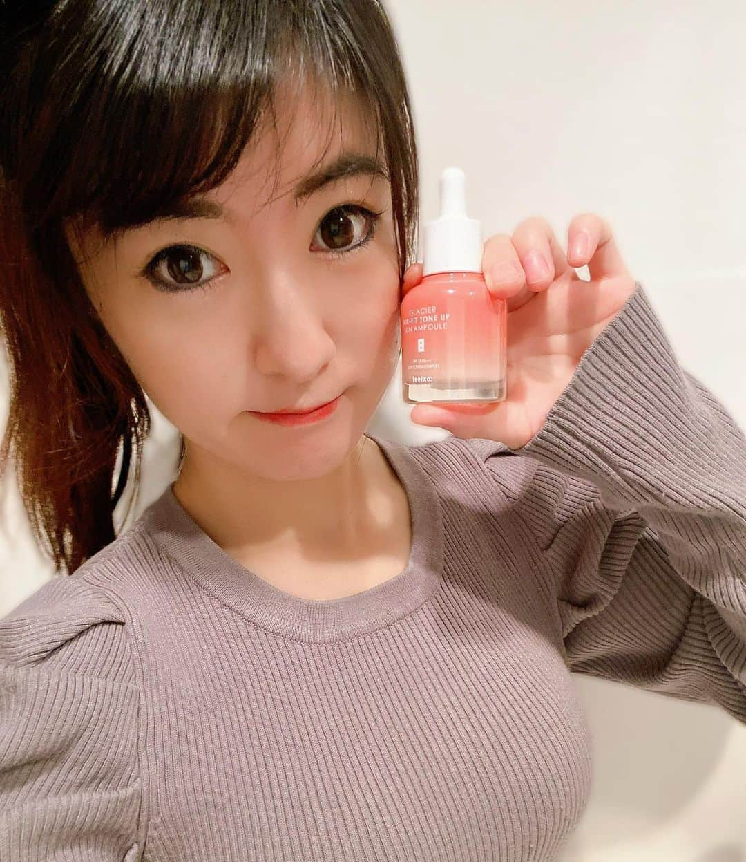 土屋智香のインスタグラム：「【feelxo】 グラシア⭐️エアフィットトーンアップサンアンプル[30ml] 紫外線カットSPF50+ / PA+++ トーンアップ下地 @feelxo_japan  韓国コスメは可愛い✨ 美容液みたいだけど、トーンアップ。 塗ると明るい肌になって紫外線もカット。 見た目もめちゃくちゃ可愛いです😍 これだけでもサラッと外に出れるし、この上からファンデ塗ったら相乗効果で艶肌になりました😀  Qoo10で売ってます😀☟ https://www.qoo10.jp/g/1048488210  #pr #インフルエンサーワークス #feelxo #ピルソ #ピンクトーンアップ #ピルソピンクトーンアップアンプル #ベースメイクアンプル #桃肌ベースメイク #保湿 #くすみ肌 #日焼け止め #韓国コスメ」