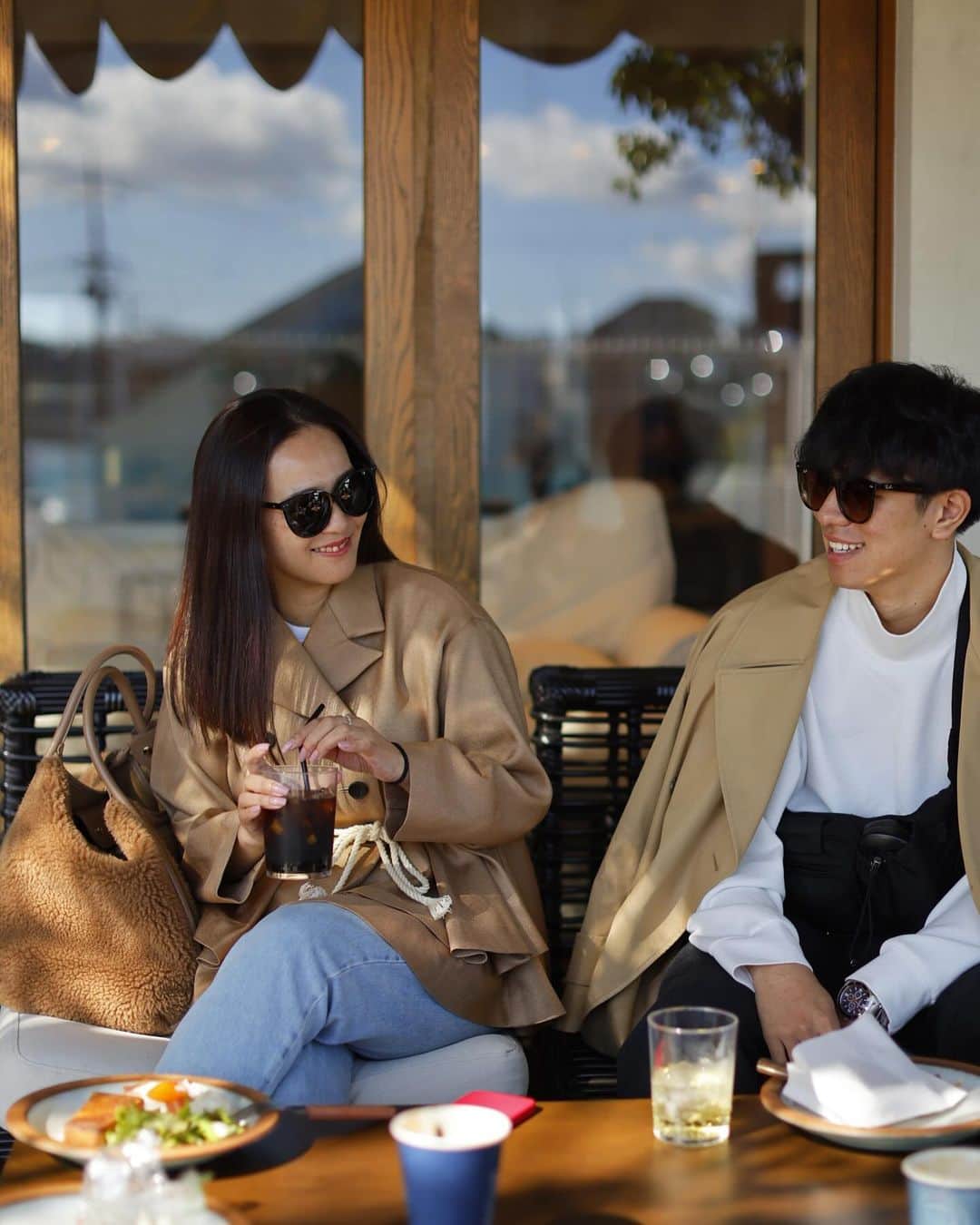 のインスタグラム：「____ . 休日モーニング🥐 娘が朝イチから美容院に行ってるので、息子と☕️  久しぶりに　@granato_kogaoseigan  も一緒に モーニングできて嬉しかった🤎  親子揃って好きなベージュトーンで😇  cen.のジャケットは デザイン・色・素材 全てパーフェクト💯  jacket→ @cen.___jp  denim→ @zara  bag→ @maxmara  #cen_jp  #zara  #maxmara #maxmarateddybear」