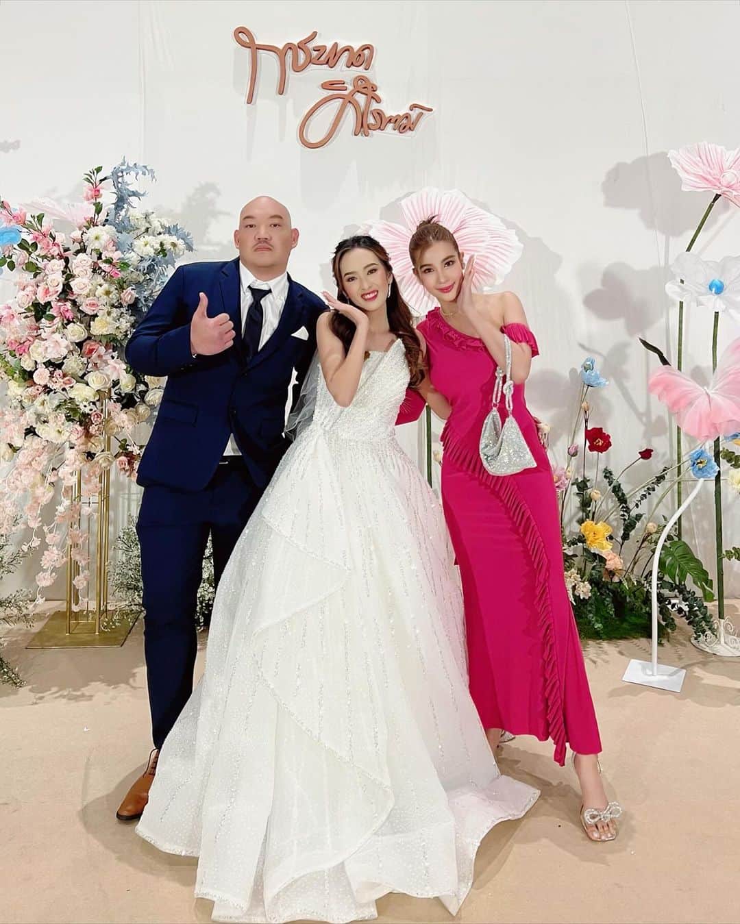 ウィウ＝ワンナロット・ソンティチャイのインスタグラム：「Congrats to both of you🤗 @look.kedddd 💘 @giggs8ttc  ยินดีด้วยมากๆนะค้าาาพี่กิ๊กน้องเกด อยู่ดูแลกันและกันไปนานๆ รักและเข้าใจกันตลอดไปน้าา~ เลิฟยู🫶🏻」
