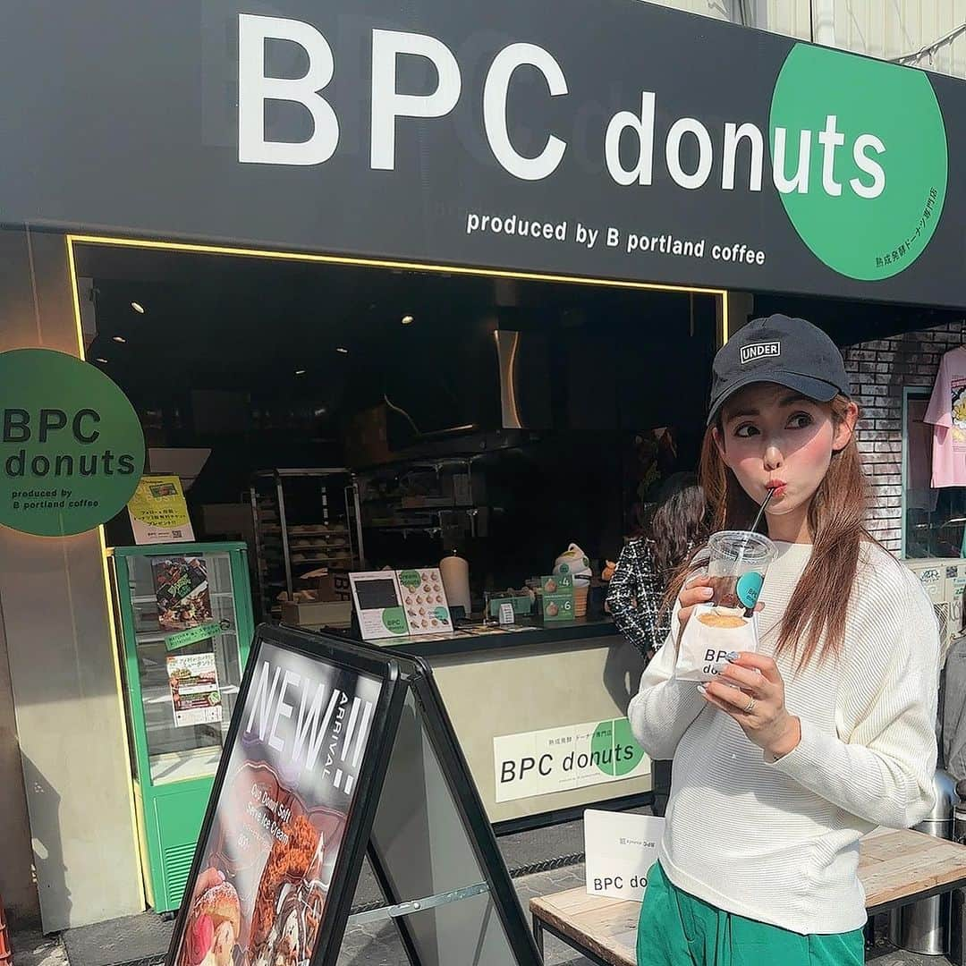 澤野井香里のインスタグラム：「大阪南船場のコーヒーロースタリーカフェ"B portland coffee roastery"の大人気ドーナツが主役のコンセプスイーツショップ @bpc.donuts へ🍩🩷  季節限定のマロン🌰とスイートポテト🍠のドーナツや、バニラビーンズがたっぷりの濃厚なカスタードクリームドーナツ、ピスタチオやキャラメル、レモンチーズ🍋にコーヒー☕️…etc バラエティー豊富なメニューのラインナップはどれも揚げたてのドーナツにたーっぷりとクリームが詰まっていて、低温でゆっくり熟成&発酵させたボリューム満点なモチモチドーナツ😋  アイスコーヒーのいいお供🥤💕  お持ち帰り用にBoxに詰めてもらっても可愛くて、手土産にも良さそう🤭  📍#BPCdonuts 🍩 大阪市中央区西心斎橋1-15-15 野々垣ビル 1F  #ks_23✨ #ks_osaka✨ #大阪 #心斎橋 #大阪グルメ#大阪ドーナツ #心斎橋グルメ #大阪スイーツ #スイーツ巡り #スイーツ部 #熟成発酵生地 #ドーナツショップ #ドーナツカフェ #bpcdonuts #osakacafe #osakafood #woomypr」