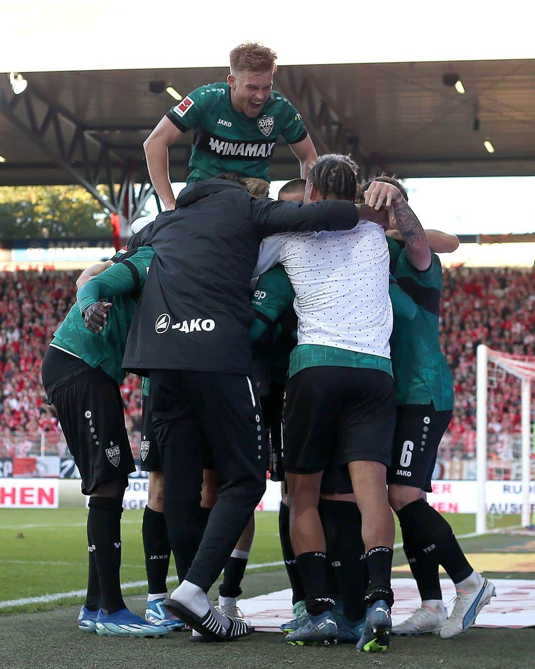 VfBシュトゥットガルトのインスタグラム：「Einen wunderschönen guten Morgen, liebe VfBler! ⚪️🔴 Genießt den Sonntag. ☀️  #VfB #FCUVfB #vfbstuttgart #vfbstuttgart1893 #auscannstatt #furchtlosundtreu #VfBInsta」