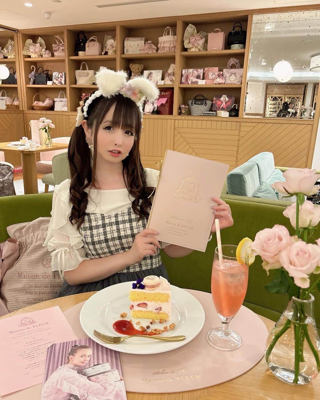 伊藤芽衣のインスタグラム：「Maison de FLEUR ブランド誕生10周年を記念した 特別なアニバーサリーイベントの ⁡ レセプションパーティーに ご招待いただきました🎀 @maisondefleur_press  ⁡ 「メゾン プルミエール」さんとの コラボカフェでは、 ⁡ ピンクレモネードと ショートケーキ🍰を いただきました♡ ⁡ 10周年ロゴ入りマカロンが とてもかわいかったです♡ ⁡ ⁡ #メゾンドフルール #maisondefleur #maisondefleur10」