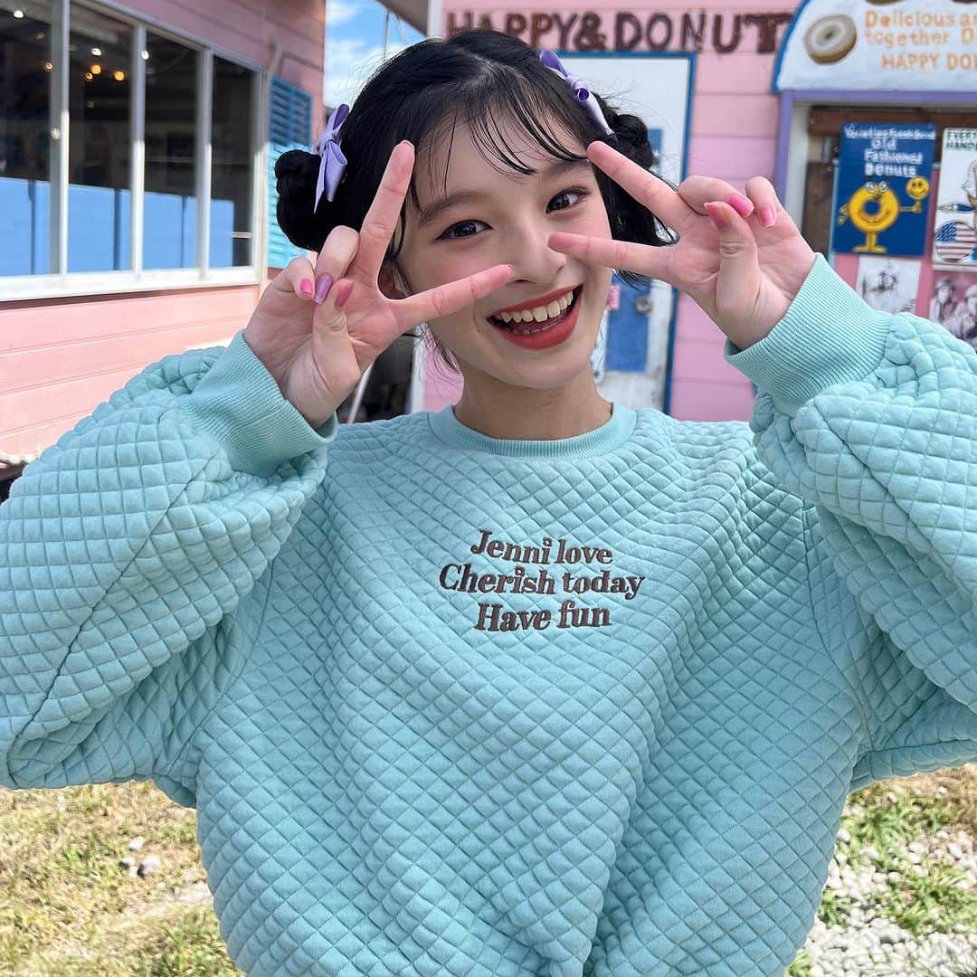 のインスタグラム：「ウィンターフェア開催中❄️  初登場第1位🥇のお洋服はコチラ👏🏻👏🏻 【カットキルト】セットアップ️🩵💜🖤  トレンドの立体感のある素材✨️トップスはショート丈でスカパンはフレアになっていて着ぶくれしないシルエットが完成するよ💫💫  ノベルティまだ間に合います🤍 冬物新作もたくさん入荷中🧥💖 ̖́-‬  #jennilove  #ジェニィラブ #末永ひなた #ニコプチ #カットキルト」