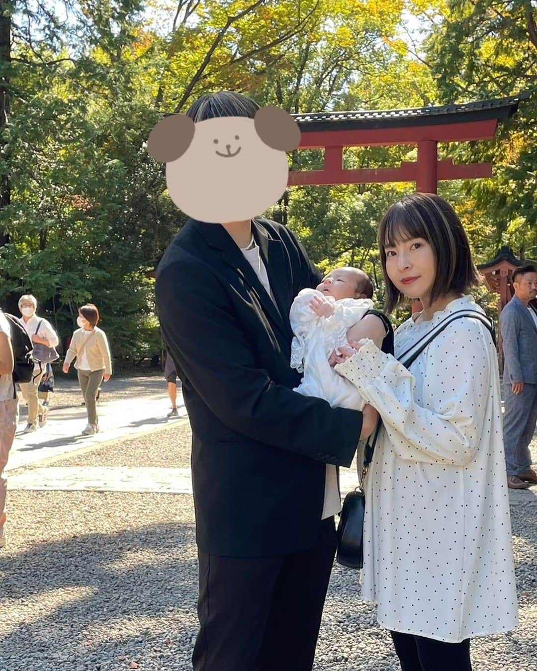 荒木未歩のインスタグラム：「ちょっと早いけど、 お義母さんがこっちに来てる間に 両家の両親たちと晴琉のお宮参りに 行ってきました😊  退院日が天気悪かったから 雨男だったらどうしようって思ったけど 天気が良くてよかった〜☀️  そしてご祈祷中も太鼓が鳴っても泣かなくて偉かった😌  そして、今回は産着とかは用意せずに ラフな感じでセレモニードレスのみで お宮参り行ったけど、全然これでいいなって思った☺️  まだまだ体力ないのに 着物を着たり、産着を用意したりとか 私には無理だった😂😂笑  なんかまだまだ自分が赤ちゃんを産んだことが不思議で実感湧かない時もあるけど、これからも晴琉が健やかに苦労なく成長して暮らしていけるようにお参りしてきました😌  #新生児のいる生活 #新生児ママ #お宮参り #お宮参りコーデ #お宮参りフォト #記念写真 #お詣り #ベビー #令和5年ベビー #9月生まれbaby #男の子ママ」