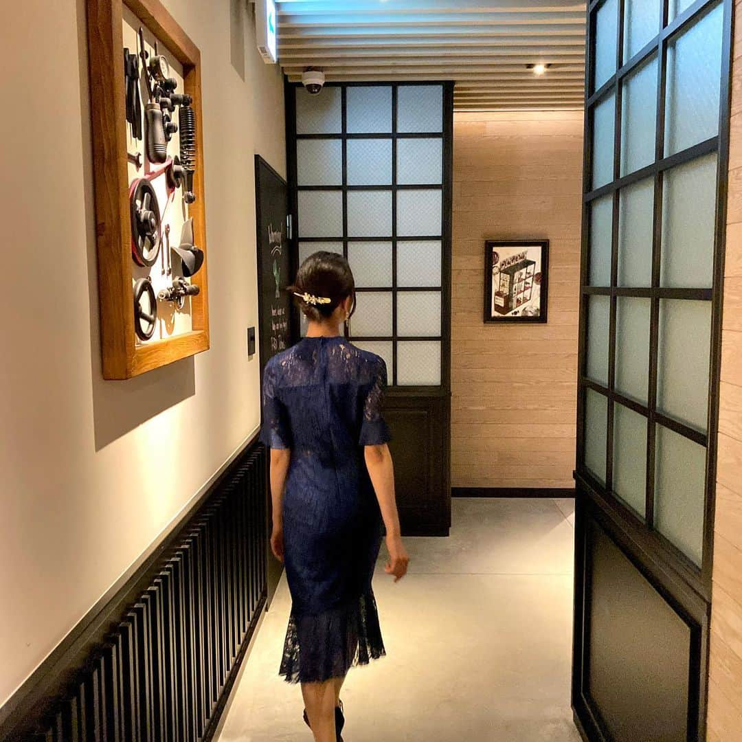 太田英里さんのインスタグラム写真 - (太田英里Instagram)「このレースワンピ 可愛くてお気に入り。💋 写真見返してたら後ろ姿ばっかだった🤣笑  #モクシー大阪新梅田 #モクシー #マリオット #marriott #bonvoy #bar #カクテル #ドレス #コーデ #ドレスコーデ #ワンピ #レースドレス #レースワンピ #女子会 #ヘアアレンジ #juliaboutique #fashion #大阪 #portrait #ホカンス #ノーマルカメラ」10月22日 15時43分 - eririiin56