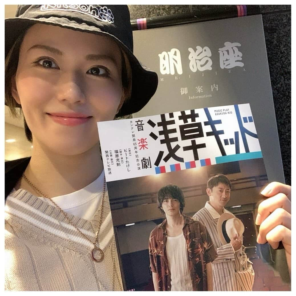 飛龍つかさのインスタグラム：「皆さま、こんばんは🐉✨ ⁡ 昨日、明治座に音楽劇『浅草キッド』を観劇しに行って参りました❣️ ⁡ #林遣都 さん #山本耕史 さんの お芝居というのを忘れるくらい、役がそこに生きているのに感動し、 素晴らしいキャストの皆さまが作り出す、昭和の浅草の空気感に嘘がなく、あっという間に終演してしまうまですっかり没入して観ることができました。 ⁡ 林遣都さんと山本耕史さんは素晴らしいタップもご披露されていて…会場も大拍手&最後はスタンディングオベーションでした👏！ (私がタップを最後に踏んだのは…『Dream On!』の時だから約4年前…ですかね🫨あんなに踏めたらカッコいいよなぁ…) ⁡ #紺野まひる さんもご出演されていて、現役の頃から大好きな娘役さんだったのですが、変わらず大変お美しかったです😭山本耕史さんとの夫婦の空気感が時と共に変わっていくのが何だか切なくて、でも甘過ぎなくて、しっかりどちらにも感情移入してしまいました。 ⁡ 明治座、とても素敵な劇場で、私もいつか立ちたいなと思いました。 そして、会場ロビー内でお土産も沢山販売されていていくつか買ってしまいました😆 どら焼き、美味しかったです！🤤✨(無類のどら焼き好き) ⁡ #浅草キッド #明治座 ⁡ 次は #新歌舞伎座 #愛知県芸術劇場大ホール だそうです！ ⁡ #観劇日記 #飛龍つかさ」