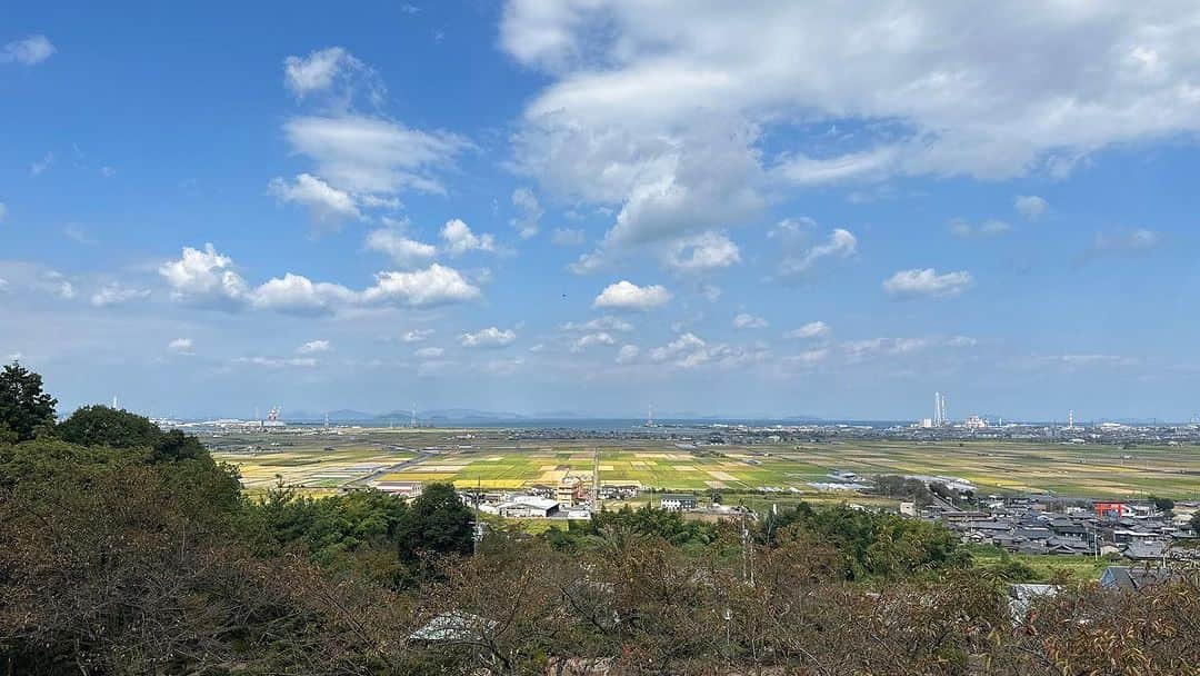 林克治さんのインスタグラム写真 - (林克治Instagram)「先週末、人生初の四国上陸させていただきました。 日本初のゼロエネルギーホテル イトマチホテルさんに宿泊しました！ 愛媛県西条市、気候も穏やかでとても過ごしやすく、自然豊かな素晴らしい環境でございました。 建築関係者や地方自治体の視察も非常に多いそうで、いかにエネルギーを節約しながらデザインなどを工夫する建築デザインは専門家からとても注目を集めているようです！ 大変勉強になりました。ありがとうございました！  #イトマチホテル #愛媛県 #西条市 #鯛めし #蕎麦 #水が美味しい #ゼロエネルギーホテル」10月22日 15時47分 - hayashikarika