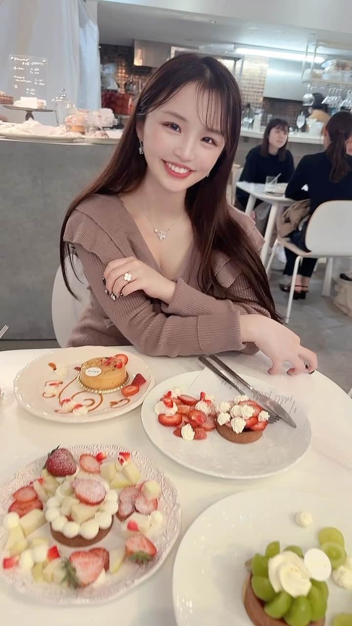 CHERIのインスタグラム：「Pretty cafe in Osaka 🎂 These cakes are inspired by Klimt arts ☺️  モネやクリムトからインスパイアされたケーキで人気のカフェに行ってきました💕 @iuen_osaka  実は三度目の訪問💎🫧*  今回はお写真プロの友人と行ったのでドリンクはもちろん、アーティスティックなケーキを4つ頼み、カフェも写真も楽しみました🤍✨️」